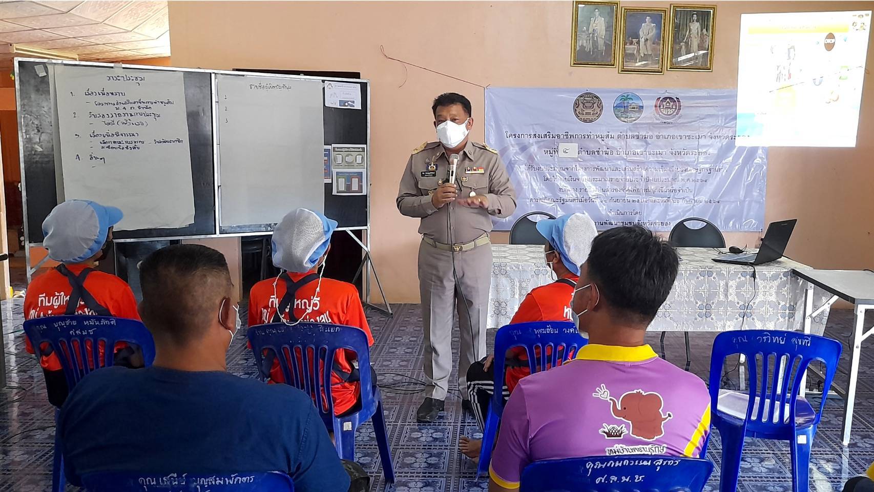 พช.ระยอง ฟื้นฟูเศรษฐกิจและสังคมที่ได้รับผลกระทบจากสถานการณ์การแพร่ระบาดของ Covid-19 ด้วยการส่งเสริมอาชีพการทำหมูส้ม ตำบลชำฆ้อ อำเภอเขาชะเมา รุ่นที่ 2