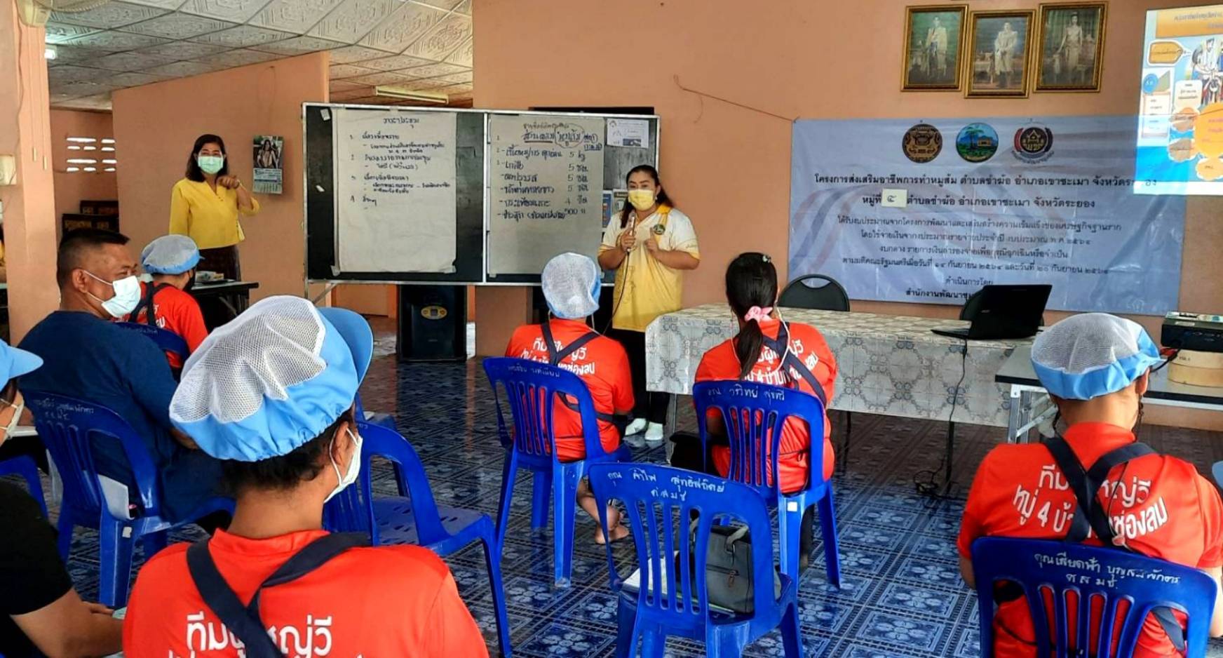 พช.ระยอง ฟื้นฟูเศรษฐกิจและสังคมที่ได้รับผลกระทบจากสถานการณ์การแพร่ระบาดของ Covid-19 ด้วยการส่งเสริมอาชีพการทำหมูส้ม ตำบลชำฆ้อ อำเภอเขาชะเมา รุ่นที่ 2