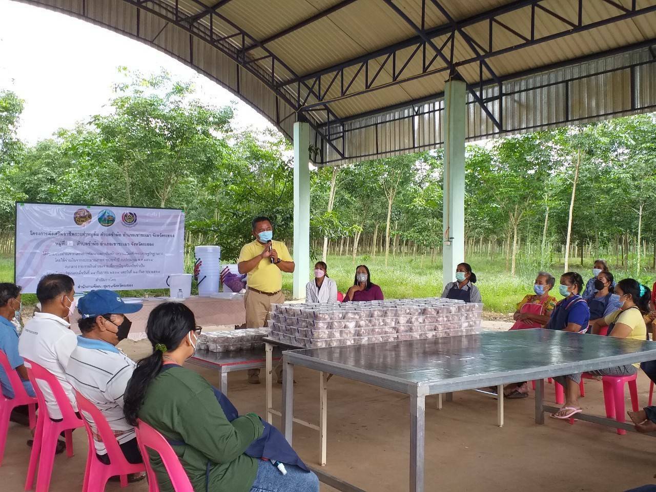 พช.ระยอง ฟื้นฟูเศรษฐกิจและสังคมที่ได้รับผลกระทบจากสถานการณ์การแพร่ระบาดของ Covid-19 ด้วยการส่งเสริมอาชีพการทำหมูส้ม ตำบลชำฆ้อ อำเภอเขาชะเมา รุ่นที่ 2