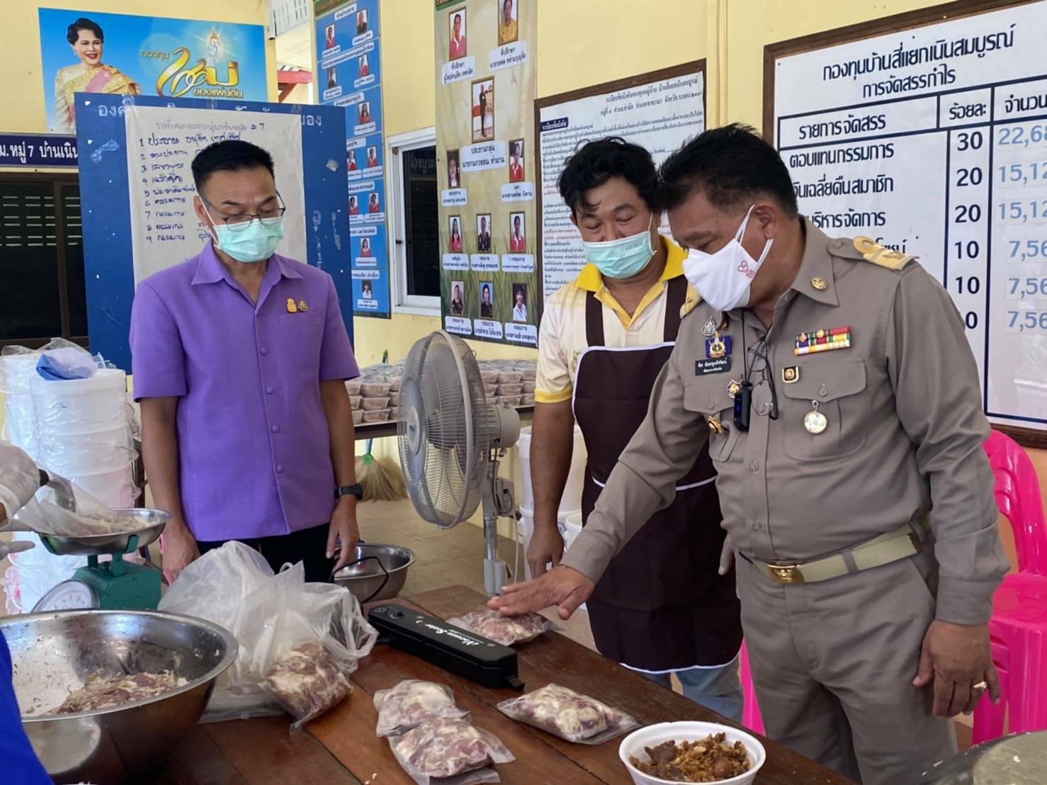 พช.ระยอง ฟื้นฟูเศรษฐกิจและสังคมที่ได้รับผลกระทบจากสถานการณ์การแพร่ระบาดของ Covid-19 ด้วยการส่งเสริมอาชีพการทำหมูส้ม ตำบลชำฆ้อ อำเภอเขาชะเมา รุ่นที่ 2