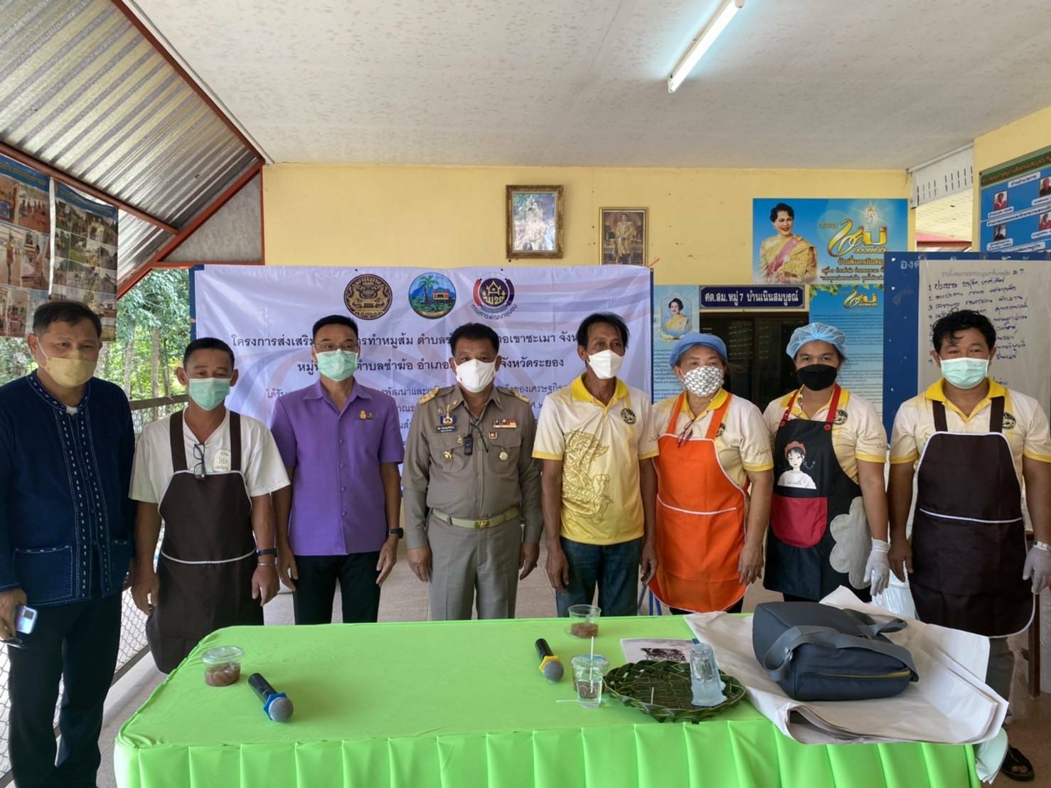 พช.ระยอง ฟื้นฟูเศรษฐกิจและสังคมที่ได้รับผลกระทบจากสถานการณ์การแพร่ระบาดของ Covid-19 ด้วยการส่งเสริมอาชีพการทำหมูส้ม ตำบลชำฆ้อ อำเภอเขาชะเมา รุ่นที่ 2