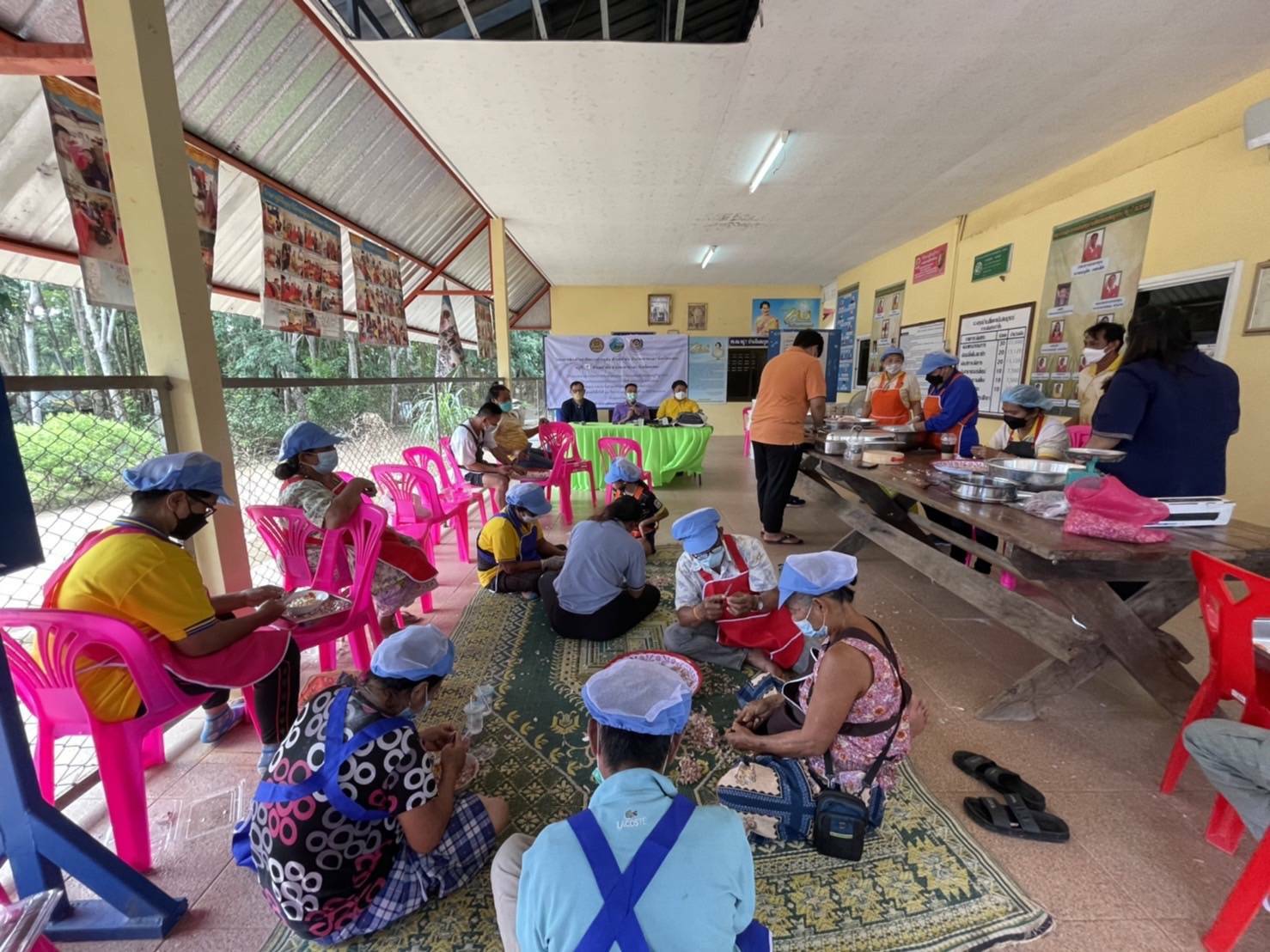 พช.ระยอง ฟื้นฟูเศรษฐกิจและสังคมที่ได้รับผลกระทบจากสถานการณ์การแพร่ระบาดของ Covid-19 ด้วยการส่งเสริมอาชีพการทำหมูส้ม ตำบลชำฆ้อ อำเภอเขาชะเมา รุ่นที่ 2