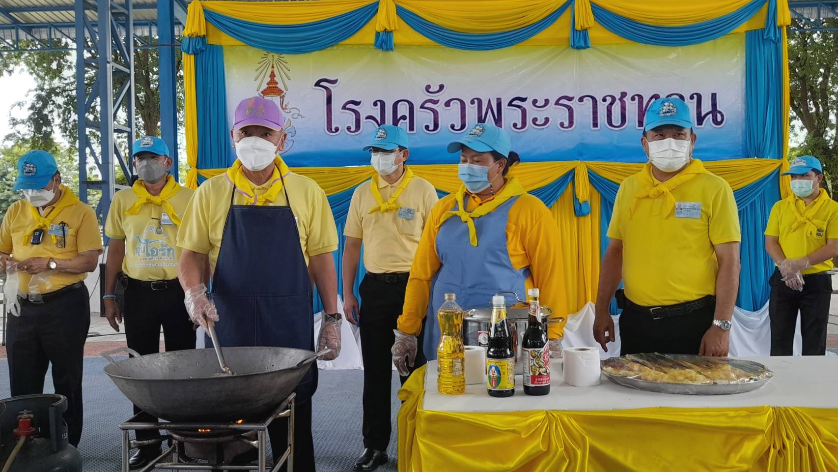 “จังหวัดระยอง” ร่วมกับ อำเภอบ้านฉาง และเทศบาลตำบลบ้านฉาง  จัดกิจกรรมจิตอาสา “มีแล้วแบ่งปัน” ตั้งโรงครัวพระราชทานช่วยเหลือโรงพยาบาลสนามอำเภอเมืองระยองและอำเภอบ้านฉาง สถานที่กักกันแห่งรัฐ (State Quarantine) จังหวัดระยอง