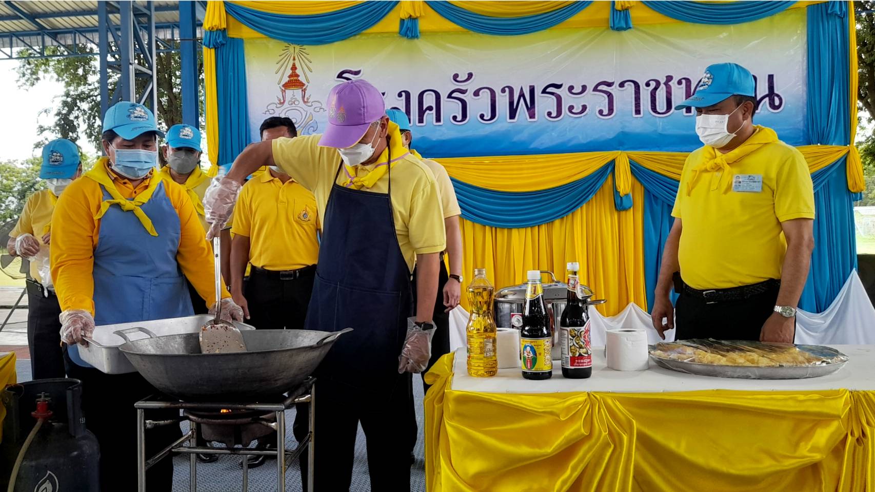 “จังหวัดระยอง” ร่วมกับ อำเภอบ้านฉาง และเทศบาลตำบลบ้านฉาง  จัดกิจกรรมจิตอาสา “มีแล้วแบ่งปัน” ตั้งโรงครัวพระราชทานช่วยเหลือโรงพยาบาลสนามอำเภอเมืองระยองและอำเภอบ้านฉาง สถานที่กักกันแห่งรัฐ (State Quarantine) จังหวัดระยอง