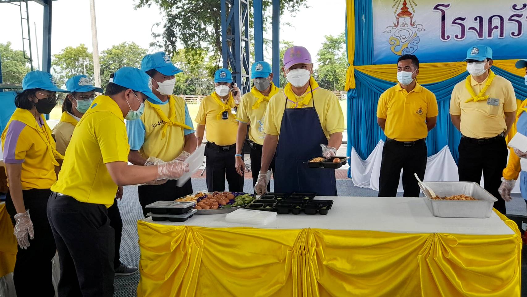 “จังหวัดระยอง” ร่วมกับ อำเภอบ้านฉาง และเทศบาลตำบลบ้านฉาง  จัดกิจกรรมจิตอาสา “มีแล้วแบ่งปัน” ตั้งโรงครัวพระราชทานช่วยเหลือโรงพยาบาลสนามอำเภอเมืองระยองและอำเภอบ้านฉาง สถานที่กักกันแห่งรัฐ (State Quarantine) จังหวัดระยอง
