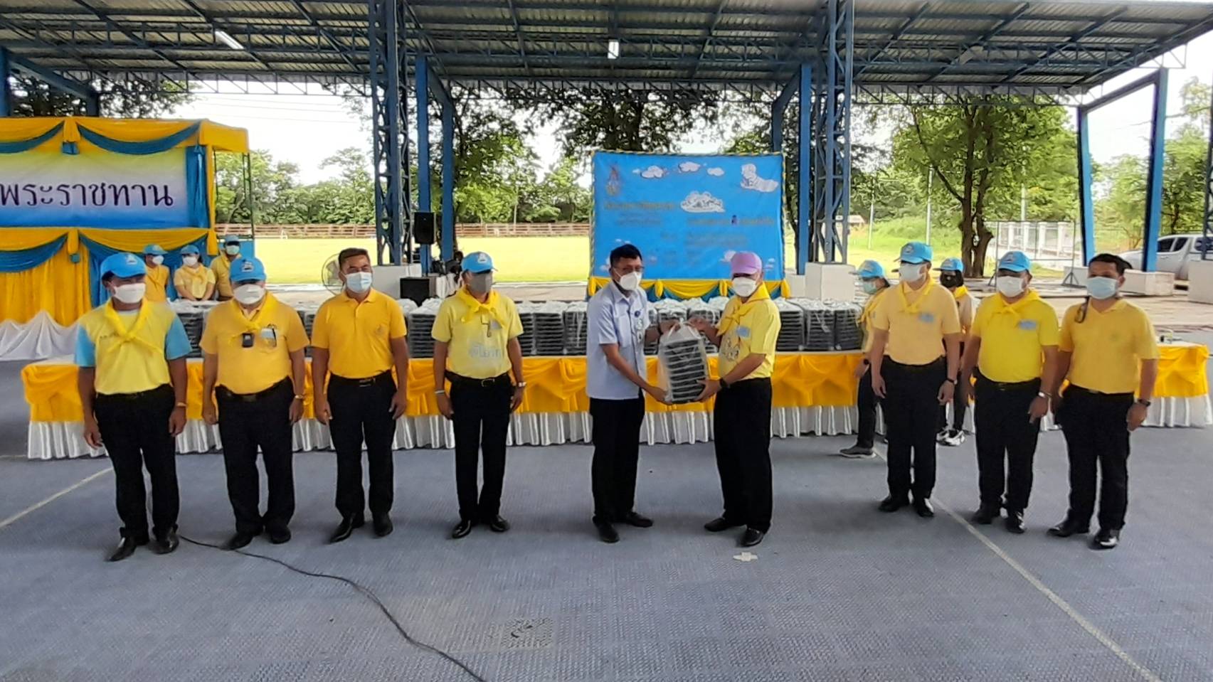 “จังหวัดระยอง” ร่วมกับ อำเภอบ้านฉาง และเทศบาลตำบลบ้านฉาง  จัดกิจกรรมจิตอาสา “มีแล้วแบ่งปัน” ตั้งโรงครัวพระราชทานช่วยเหลือโรงพยาบาลสนามอำเภอเมืองระยองและอำเภอบ้านฉาง สถานที่กักกันแห่งรัฐ (State Quarantine) จังหวัดระยอง