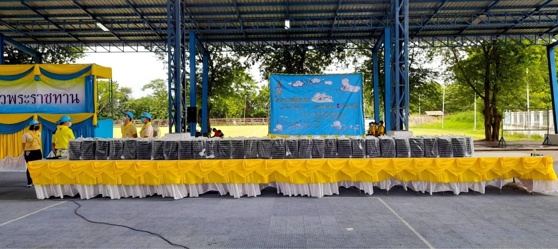 “จังหวัดระยอง” ร่วมกับ อำเภอบ้านฉาง และเทศบาลตำบลบ้านฉาง  จัดกิจกรรมจิตอาสา “มีแล้วแบ่งปัน” ตั้งโรงครัวพระราชทานช่วยเหลือโรงพยาบาลสนามอำเภอเมืองระยองและอำเภอบ้านฉาง สถานที่กักกันแห่งรัฐ (State Quarantine) จังหวัดระยอง