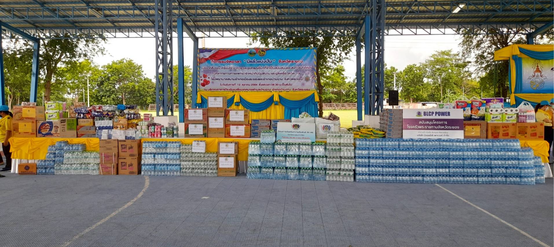 “จังหวัดระยอง” ร่วมกับ อำเภอบ้านฉาง และเทศบาลตำบลบ้านฉาง  จัดกิจกรรมจิตอาสา “มีแล้วแบ่งปัน” ตั้งโรงครัวพระราชทานช่วยเหลือโรงพยาบาลสนามอำเภอเมืองระยองและอำเภอบ้านฉาง สถานที่กักกันแห่งรัฐ (State Quarantine) จังหวัดระยอง