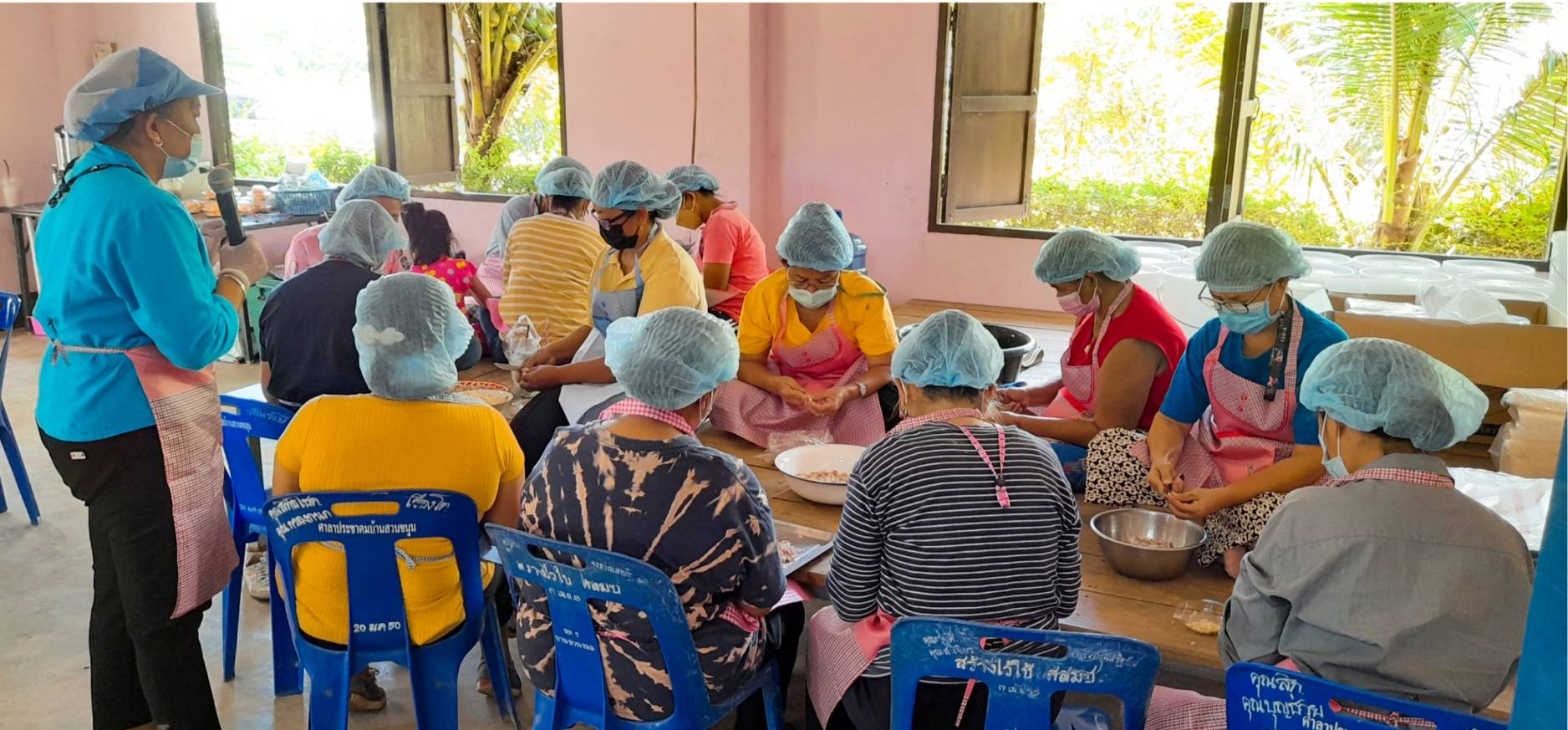 “พช.ระยอง” ฟื้นฟูเศรษฐกิจและสังคมที่ได้รับผลกระทบจากสถานการณ์การแพร่ระบาดของ Covid-19 ด้วยการส่งเสริมอาชีพการทำหมูส้ม ตำบลชำฆ้อ อำเภอเขาชะเมา รุ่นที่ 3