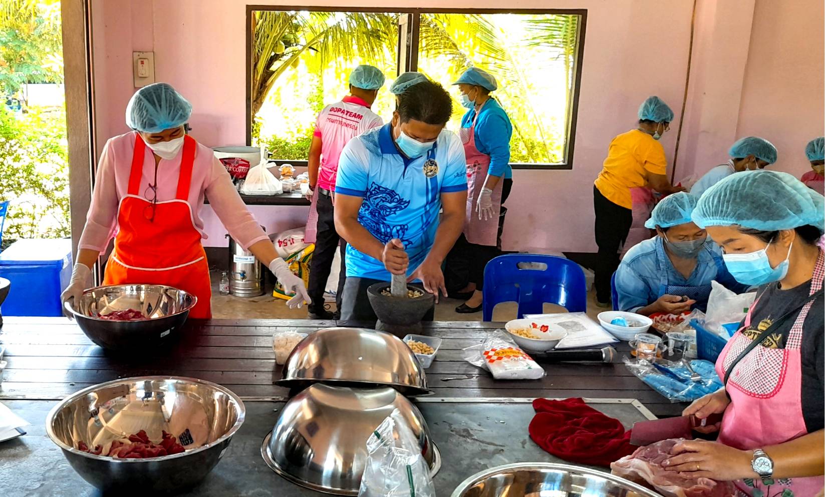 “พช.ระยอง” ฟื้นฟูเศรษฐกิจและสังคมที่ได้รับผลกระทบจากสถานการณ์การแพร่ระบาดของ Covid-19 ด้วยการส่งเสริมอาชีพการทำหมูส้ม ตำบลชำฆ้อ อำเภอเขาชะเมา รุ่นที่ 3