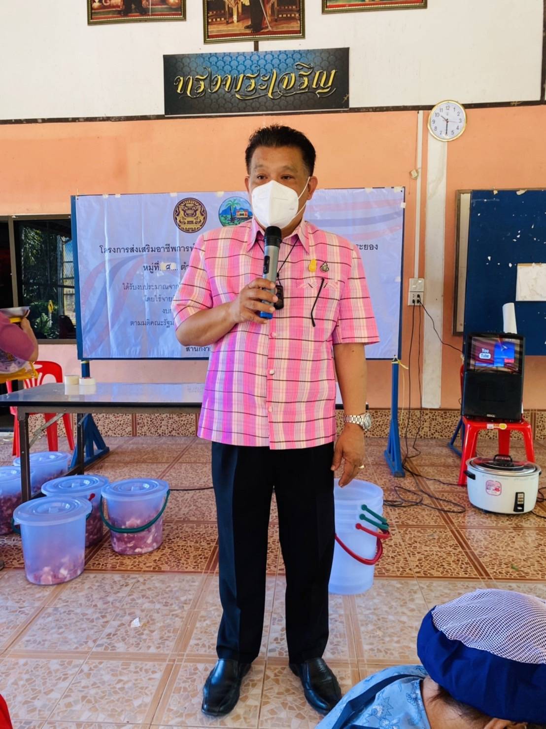 “พช.ระยอง” ฟื้นฟูเศรษฐกิจและสังคมที่ได้รับผลกระทบจากสถานการณ์การแพร่ระบาดของ Covid-19 ด้วยการส่งเสริมอาชีพการทำหมูส้ม ตำบลชำฆ้อ อำเภอเขาชะเมา รุ่นที่ 3