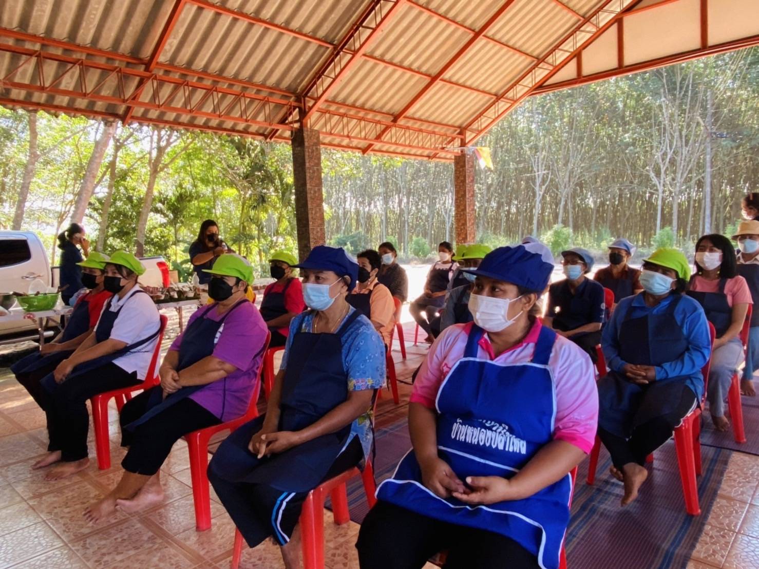 “พช.ระยอง” ฟื้นฟูเศรษฐกิจและสังคมที่ได้รับผลกระทบจากสถานการณ์การแพร่ระบาดของ Covid-19 ด้วยการส่งเสริมอาชีพการทำหมูส้ม ตำบลชำฆ้อ อำเภอเขาชะเมา รุ่นที่ 3