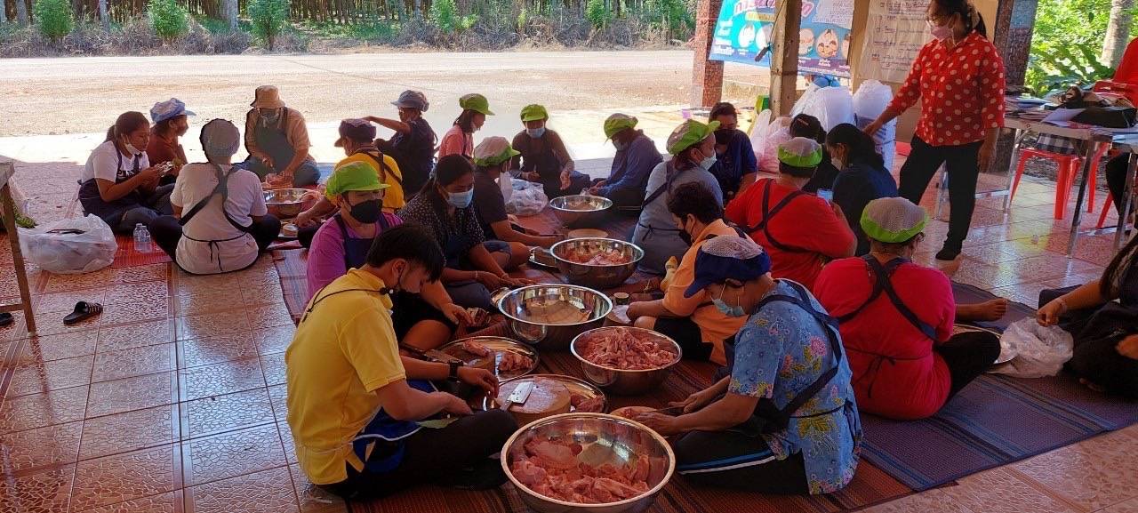 “พช.ระยอง” ฟื้นฟูเศรษฐกิจและสังคมที่ได้รับผลกระทบจากสถานการณ์การแพร่ระบาดของ Covid-19 ด้วยการส่งเสริมอาชีพการทำหมูส้ม ตำบลชำฆ้อ อำเภอเขาชะเมา รุ่นที่ 3