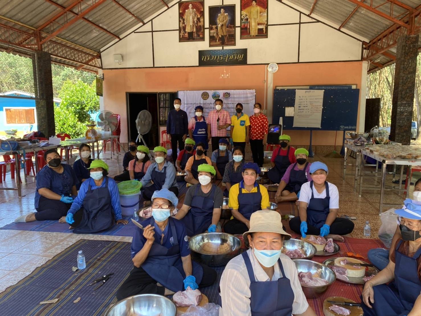 “พช.ระยอง” ฟื้นฟูเศรษฐกิจและสังคมที่ได้รับผลกระทบจากสถานการณ์การแพร่ระบาดของ Covid-19 ด้วยการส่งเสริมอาชีพการทำหมูส้ม ตำบลชำฆ้อ อำเภอเขาชะเมา รุ่นที่ 3