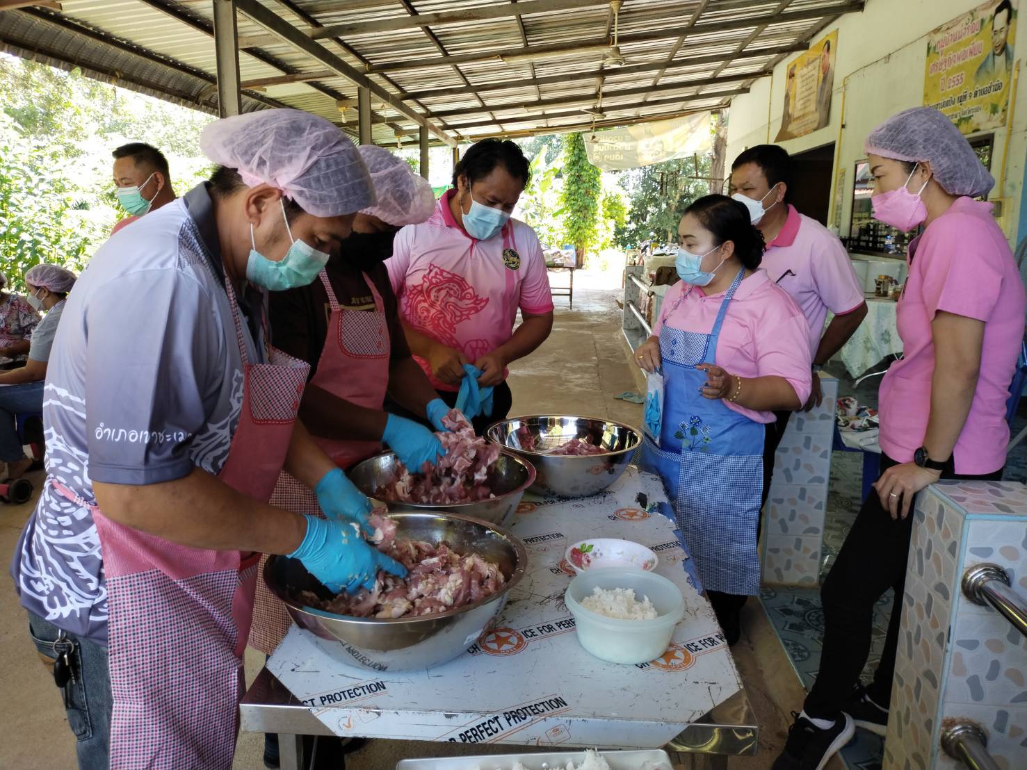 “พช.ระยอง” ฟื้นฟูเศรษฐกิจและสังคมที่ได้รับผลกระทบจากสถานการณ์การแพร่ระบาดของ Covid-19 ด้วยการส่งเสริมอาชีพการทำหมูส้ม ตำบลชำฆ้อ อำเภอเขาชะเมา รุ่นที่ 3