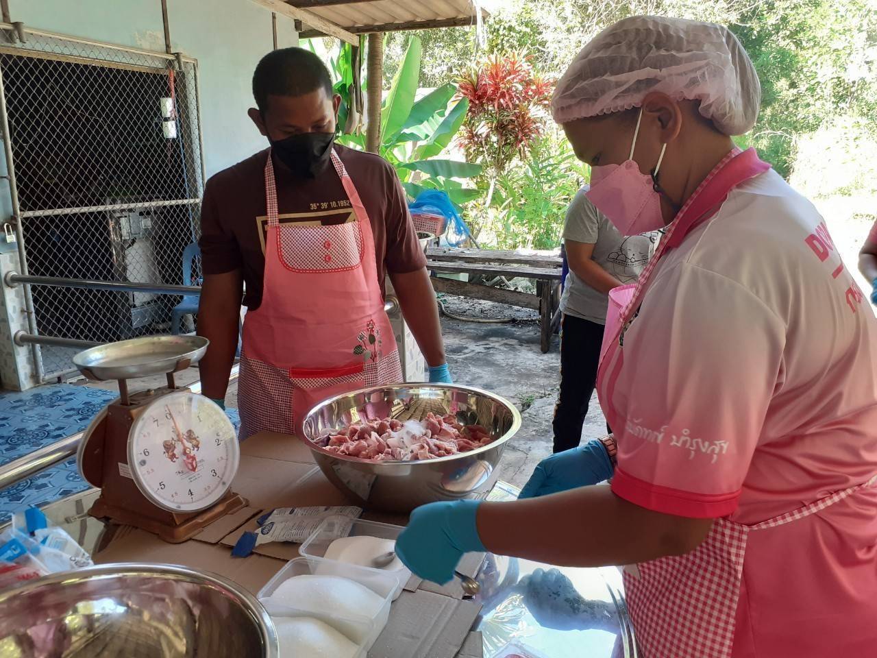“พช.ระยอง” ฟื้นฟูเศรษฐกิจและสังคมที่ได้รับผลกระทบจากสถานการณ์การแพร่ระบาดของ Covid-19 ด้วยการส่งเสริมอาชีพการทำหมูส้ม ตำบลชำฆ้อ อำเภอเขาชะเมา รุ่นที่ 3
