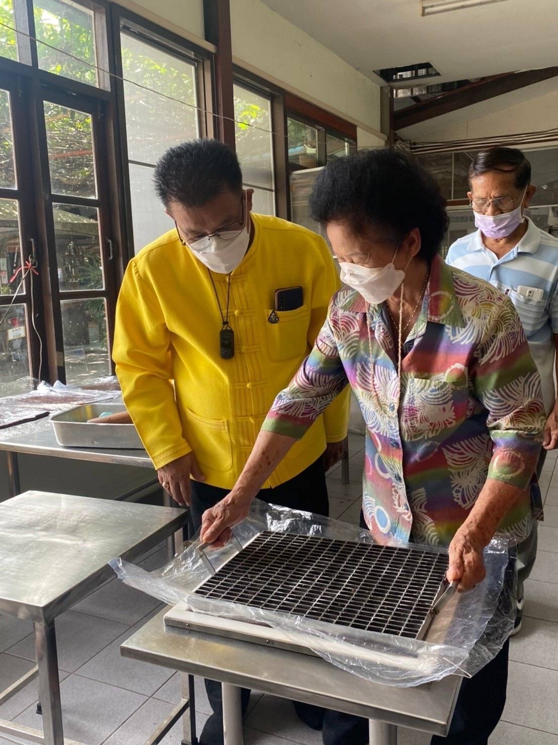 “พช.ระยอง” ลงพื้นที่ตรวจเยี่ยมผู้ประกอบการ OTOP เเละการดำเนินงานพัฒนาศูนย์เรียนรู้ทฤษฎีใหม่รูปแบบโคกหนองนา อำเภอบ้านค่าย จังหวัดระยอง