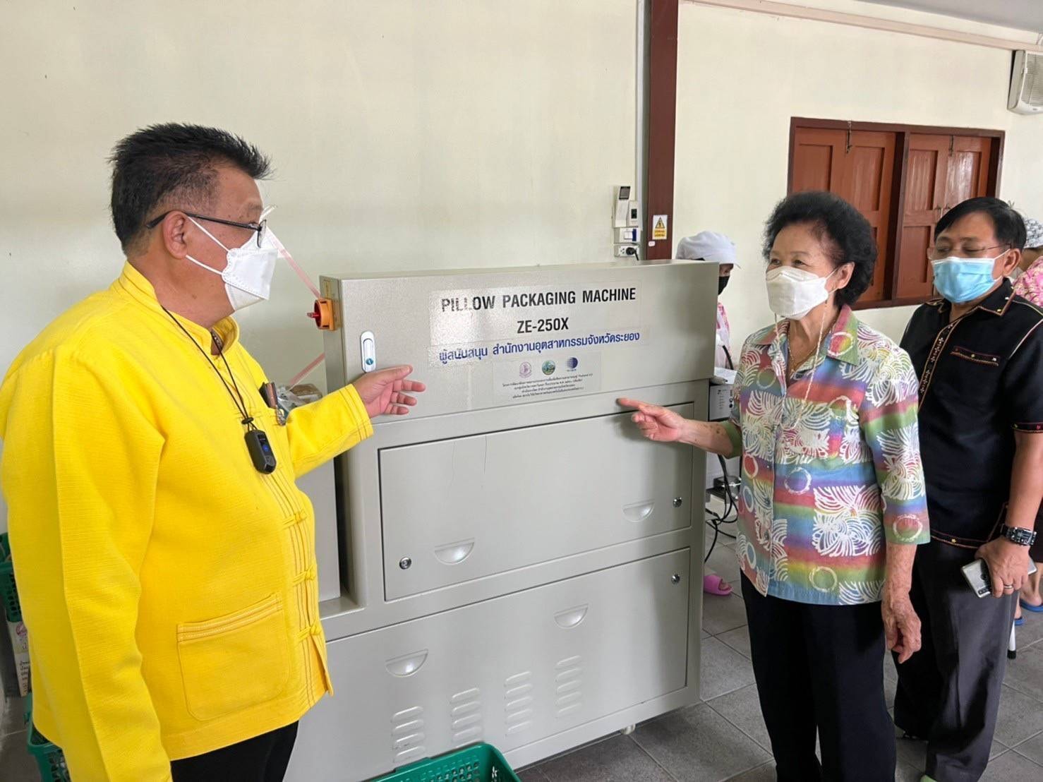 “พช.ระยอง” ลงพื้นที่ตรวจเยี่ยมผู้ประกอบการ OTOP เเละการดำเนินงานพัฒนาศูนย์เรียนรู้ทฤษฎีใหม่รูปแบบโคกหนองนา อำเภอบ้านค่าย จังหวัดระยอง