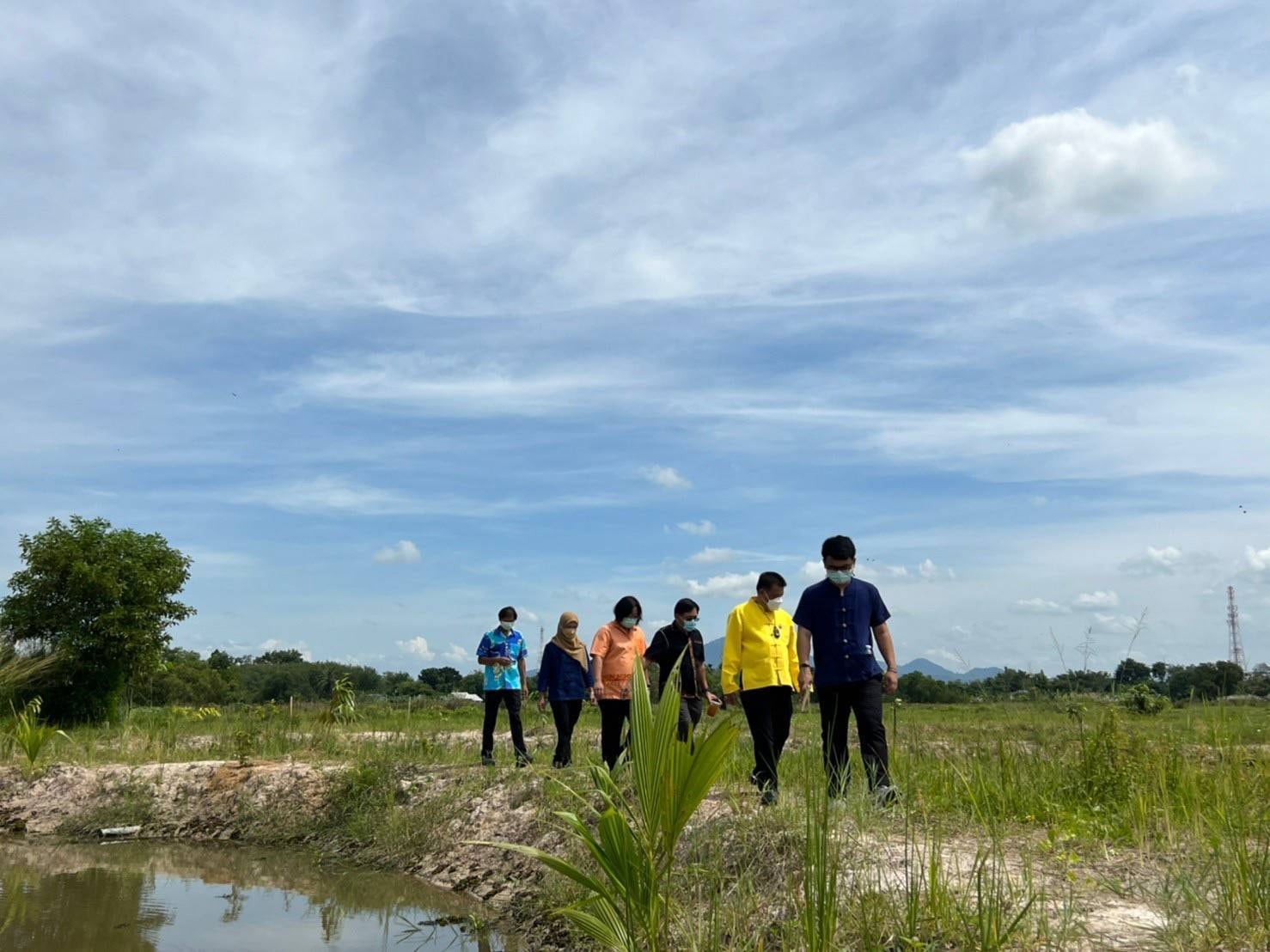 “พช.ระยอง” ลงพื้นที่ตรวจเยี่ยมผู้ประกอบการ OTOP เเละการดำเนินงานพัฒนาศูนย์เรียนรู้ทฤษฎีใหม่รูปแบบโคกหนองนา อำเภอบ้านค่าย จังหวัดระยอง