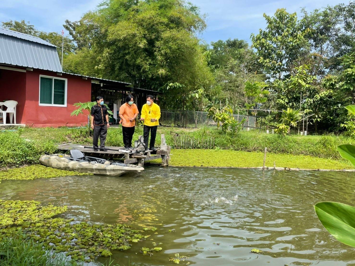 “พช.ระยอง” ลงพื้นที่ตรวจเยี่ยมผู้ประกอบการ OTOP เเละการดำเนินงานพัฒนาศูนย์เรียนรู้ทฤษฎีใหม่รูปแบบโคกหนองนา อำเภอบ้านค่าย จังหวัดระยอง