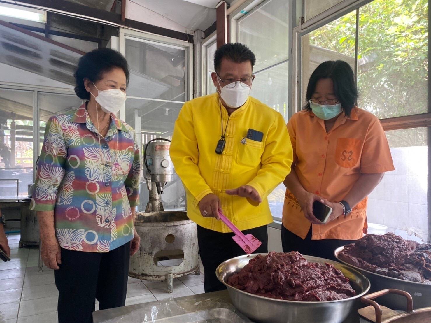 “พช.ระยอง” ลงพื้นที่ตรวจเยี่ยมผู้ประกอบการ OTOP เเละการดำเนินงานพัฒนาศูนย์เรียนรู้ทฤษฎีใหม่รูปแบบโคกหนองนา อำเภอบ้านค่าย จังหวัดระยอง