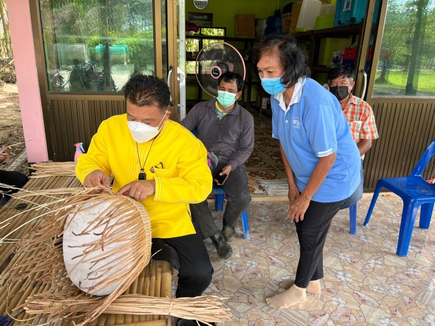 “พช.ระยอง” ลงพื้นที่ตรวจเยี่ยมผู้ประกอบการ OTOP เเละการดำเนินงานพัฒนาศูนย์เรียนรู้ทฤษฎีใหม่รูปแบบโคกหนองนา อำเภอบ้านค่าย จังหวัดระยอง