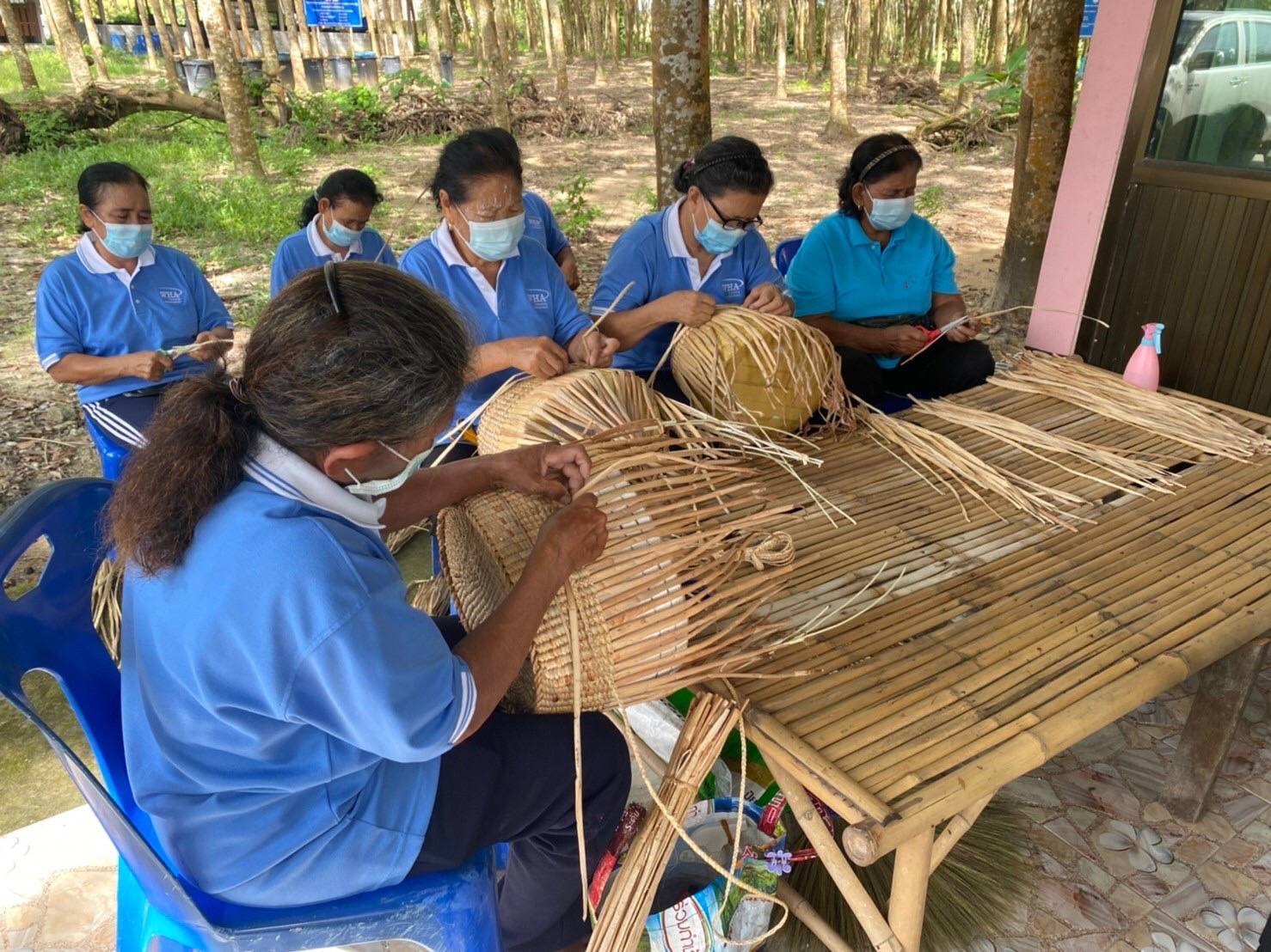 “พช.ระยอง” ลงพื้นที่ตรวจเยี่ยมผู้ประกอบการ OTOP เเละการดำเนินงานพัฒนาศูนย์เรียนรู้ทฤษฎีใหม่รูปแบบโคกหนองนา อำเภอบ้านค่าย จังหวัดระยอง