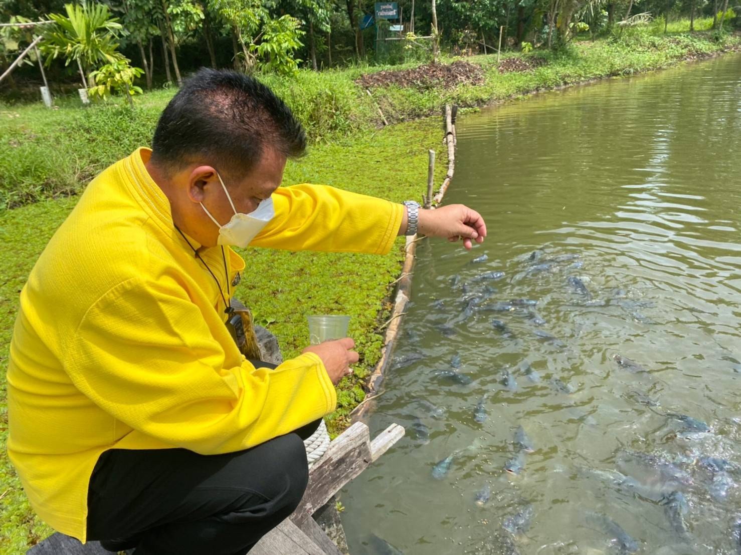 “พช.ระยอง” ลงพื้นที่ตรวจเยี่ยมผู้ประกอบการ OTOP เเละการดำเนินงานพัฒนาศูนย์เรียนรู้ทฤษฎีใหม่รูปแบบโคกหนองนา อำเภอบ้านค่าย จังหวัดระยอง