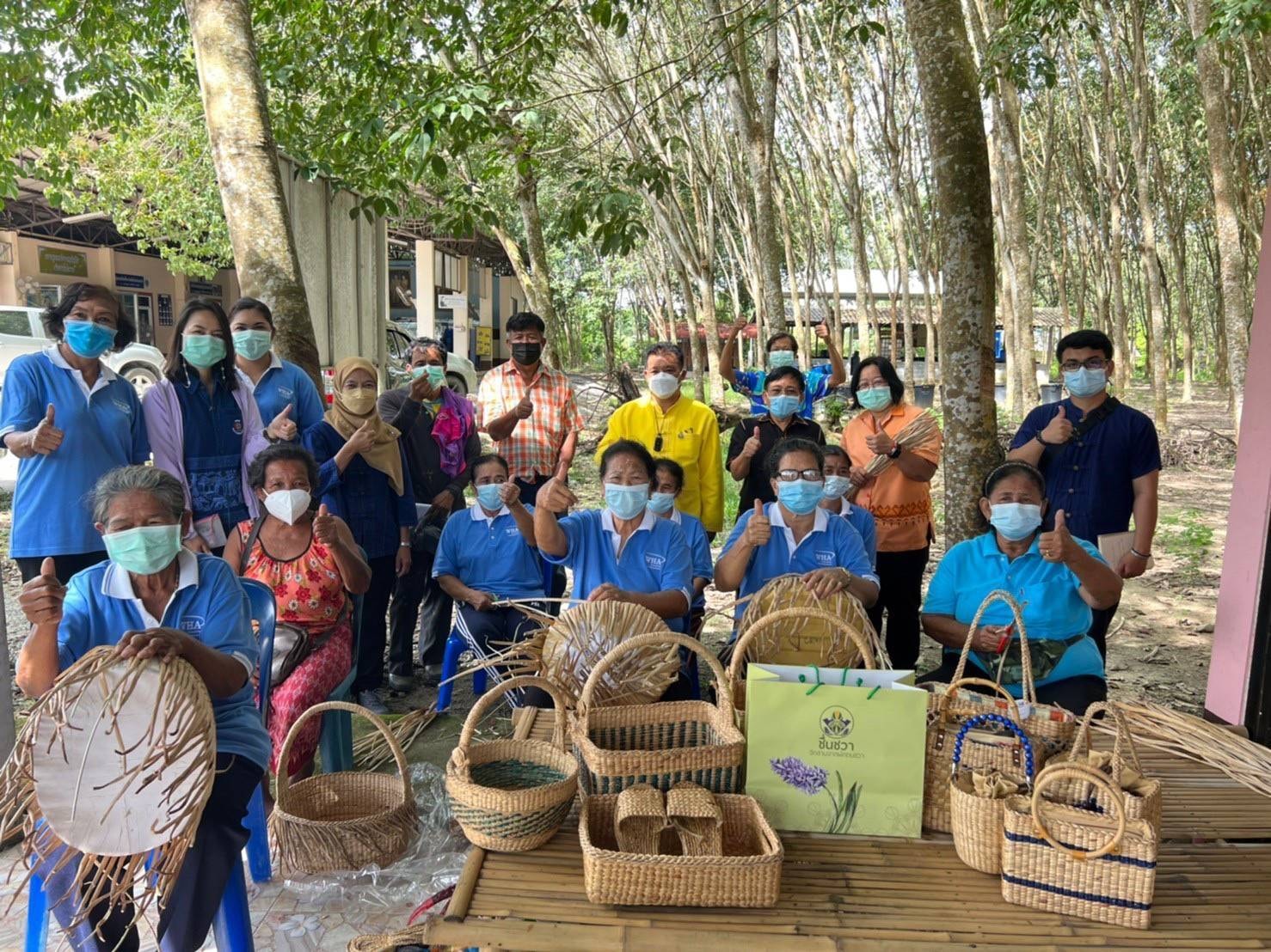 “พช.ระยอง” ลงพื้นที่ตรวจเยี่ยมผู้ประกอบการ OTOP เเละการดำเนินงานพัฒนาศูนย์เรียนรู้ทฤษฎีใหม่รูปแบบโคกหนองนา อำเภอบ้านค่าย จังหวัดระยอง