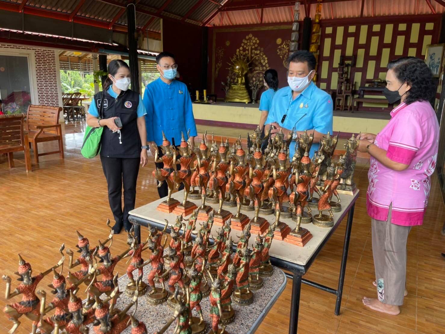 “พช.ระยอง” ลงพื้นที่ตรวจเยี่ยมผู้ประกอบการOTOP กลุ่มผลิตภัณฑ์งานทองเหลือง อำเภอเขาชะเมา จังหวัดระยอง