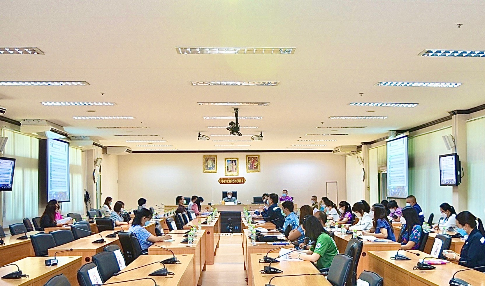 “พช.ระยอง” ร่วมประชุมรับมอบนโยบายการขับเคลื่อนการขจัดความยากจนและพัฒนาคนทุกช่วงวัยอย่างยั่งยืน ตามหลักปรัชญาของเศรษฐกิจพอเพียง ผ่านระบบวีดิทัศน์ทางไกล (Video Conference System – VCS)