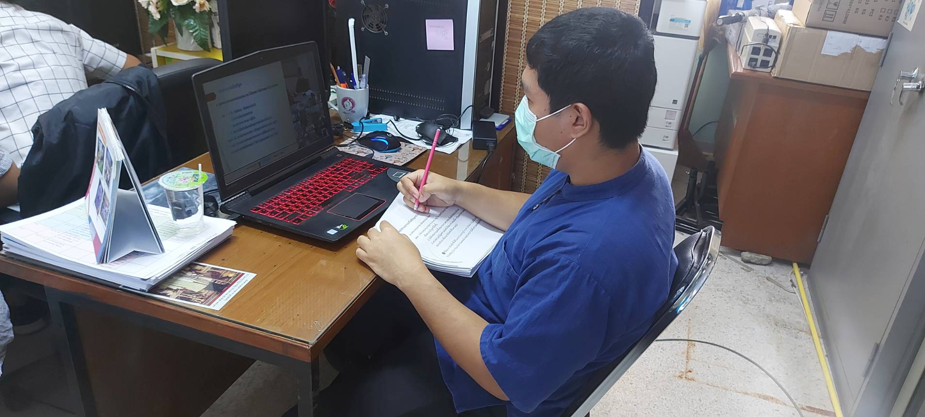 “พช.ระยอง” ร่วมประชุมเพิ่มศักยภาพคณะกรรมการโครงการแก้ไขปัญหาควา มยากจน (กข.คจ.) ผ่านระบบการประชุมทางไกล (Video Conference)