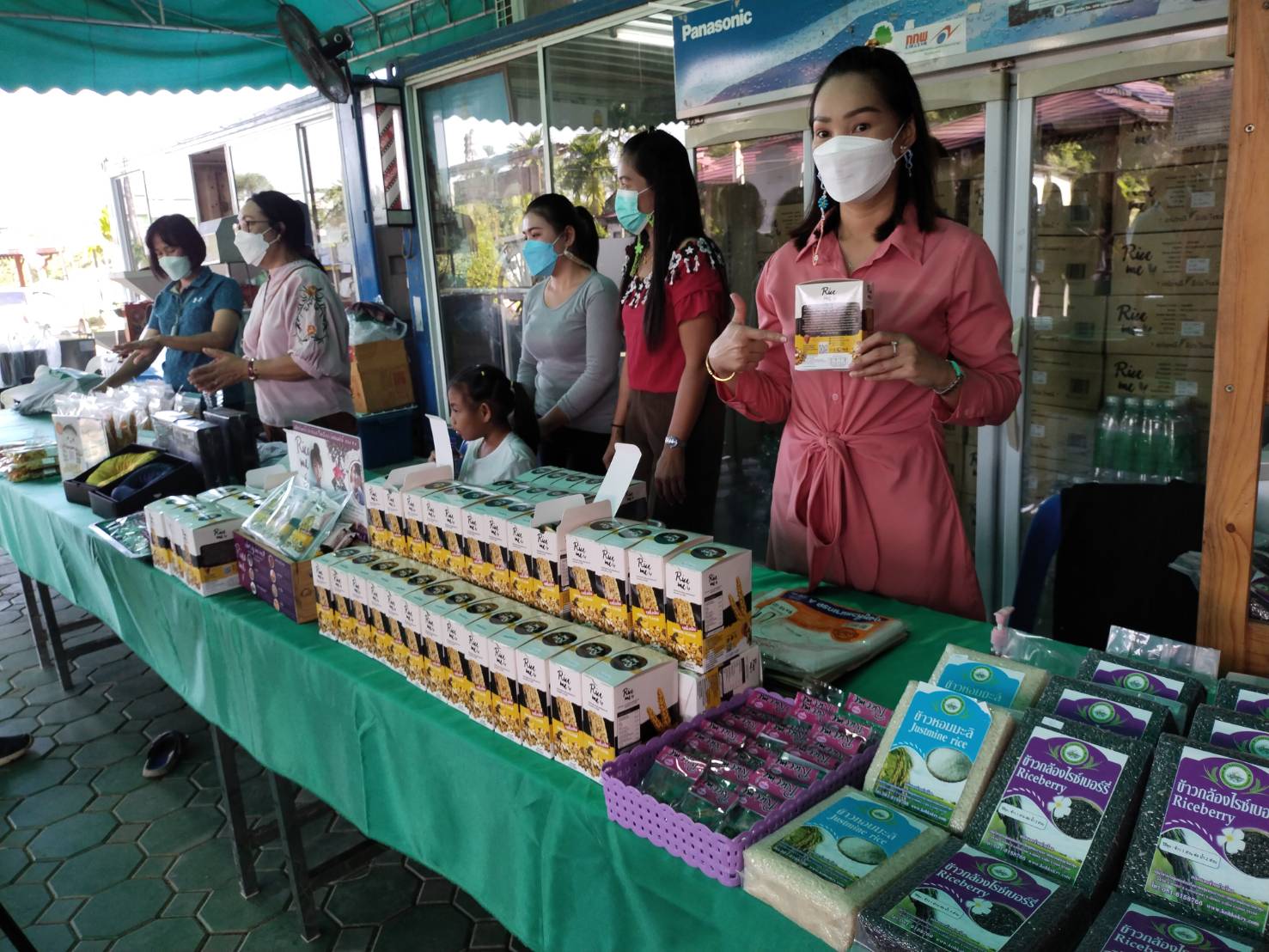 “พช.ระยอง”  ร่วมเปิดตลาดกลุ่มวิสาหกิจชุมชนส่งเสริมอาชีพชุมชนเกาะกก Snack Bars “Rice Me” และผลิตภัณฑ์แปรรูปจากกลุ่มอาชีพภาคีเครือข่าย