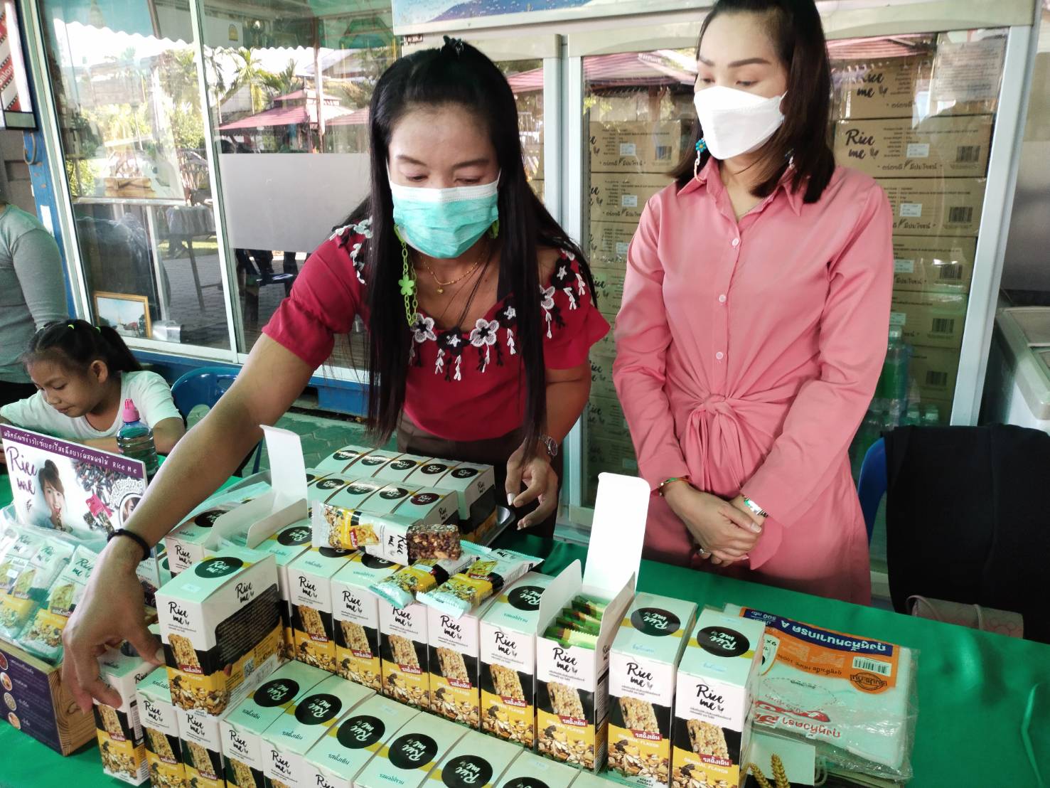 “พช.ระยอง”  ร่วมเปิดตลาดกลุ่มวิสาหกิจชุมชนส่งเสริมอาชีพชุมชนเกาะกก Snack Bars “Rice Me” และผลิตภัณฑ์แปรรูปจากกลุ่มอาชีพภาคีเครือข่าย