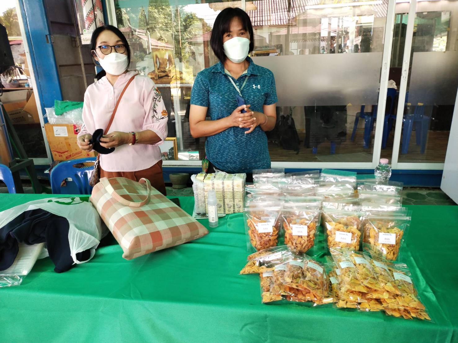 “พช.ระยอง”  ร่วมเปิดตลาดกลุ่มวิสาหกิจชุมชนส่งเสริมอาชีพชุมชนเกาะกก Snack Bars “Rice Me” และผลิตภัณฑ์แปรรูปจากกลุ่มอาชีพภาคีเครือข่าย