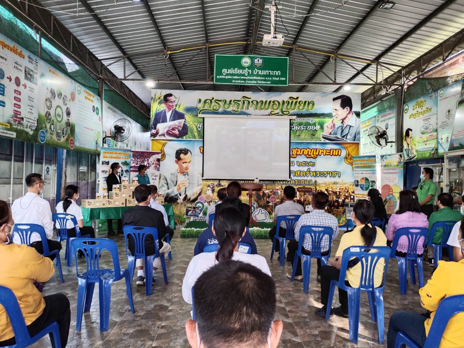 “พช.ระยอง”  ร่วมเปิดตลาดกลุ่มวิสาหกิจชุมชนส่งเสริมอาชีพชุมชนเกาะกก Snack Bars “Rice Me” และผลิตภัณฑ์แปรรูปจากกลุ่มอาชีพภาคีเครือข่าย