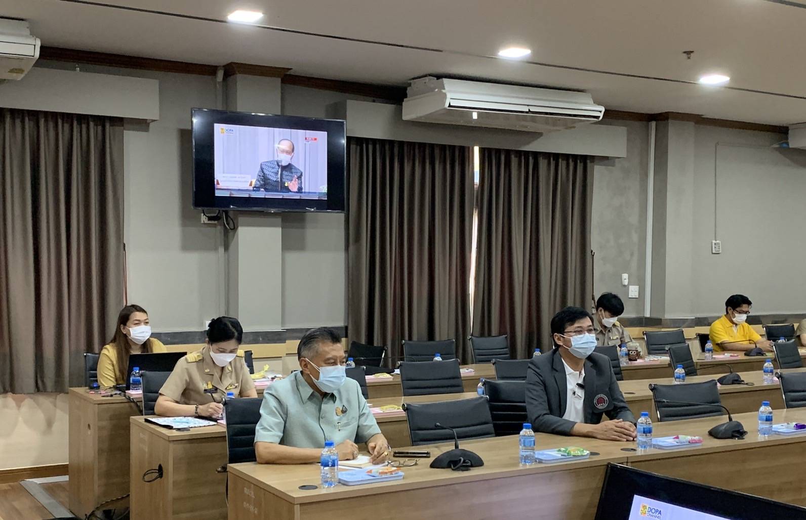 “พช.ระยอง” ร่วมรับฟังการประชุมเชิงปฏิบัติการเพื่อซักซ้อมแนวทางการขับเคลื่อนศูนย์อำนวยการขจัดความยากจนและพัฒนาคนทุกช่วงวัยอย่างยั่งยืนตามหลักปรัชญาของเศรษฐกิจพอเพียง (ศจพ.) ในระดับพื้นที่ (ภาคกลาง) ปีงบประมาณ พ.ศ. 2565  ผ่านทาง Youtube ช่อง DOPA Channel