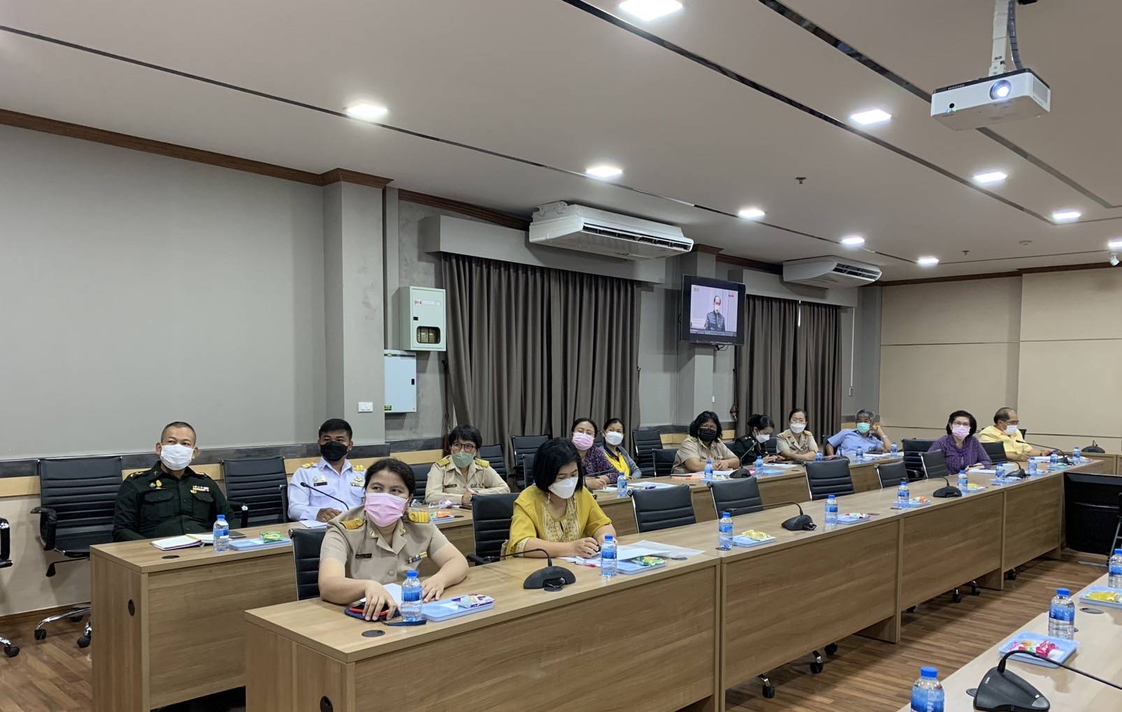 “พช.ระยอง” ร่วมรับฟังการประชุมเชิงปฏิบัติการเพื่อซักซ้อมแนวทางการขับเคลื่อนศูนย์อำนวยการขจัดความยากจนและพัฒนาคนทุกช่วงวัยอย่างยั่งยืนตามหลักปรัชญาของเศรษฐกิจพอเพียง (ศจพ.) ในระดับพื้นที่ (ภาคกลาง) ปีงบประมาณ พ.ศ. 2565  ผ่านทาง Youtube ช่อง DOPA Channel