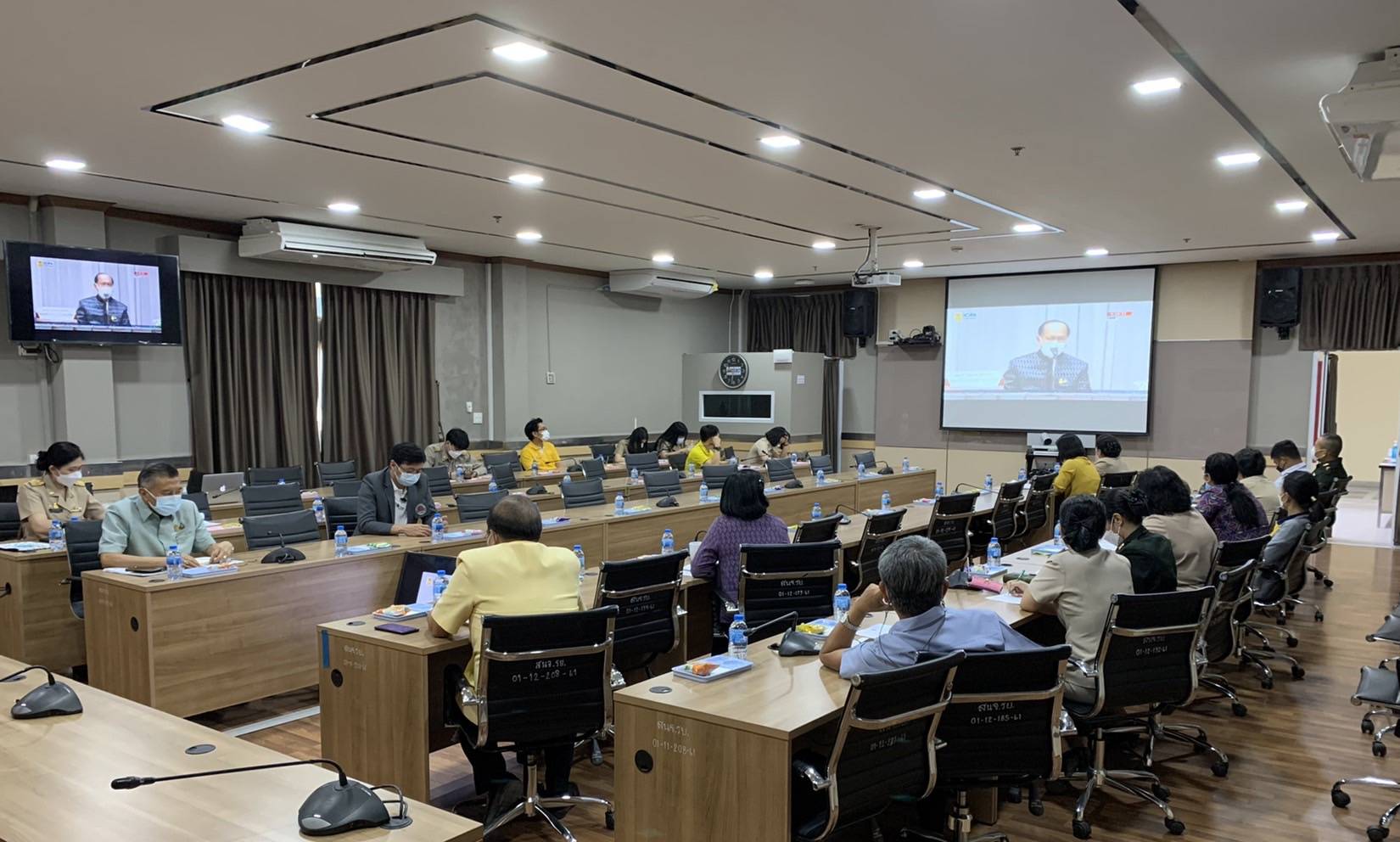 “พช.ระยอง” ร่วมรับฟังการประชุมเชิงปฏิบัติการเพื่อซักซ้อมแนวทางการขับเคลื่อนศูนย์อำนวยการขจัดความยากจนและพัฒนาคนทุกช่วงวัยอย่างยั่งยืนตามหลักปรัชญาของเศรษฐกิจพอเพียง (ศจพ.) ในระดับพื้นที่ (ภาคกลาง) ปีงบประมาณ พ.ศ. 2565  ผ่านทาง Youtube ช่อง DOPA Channel