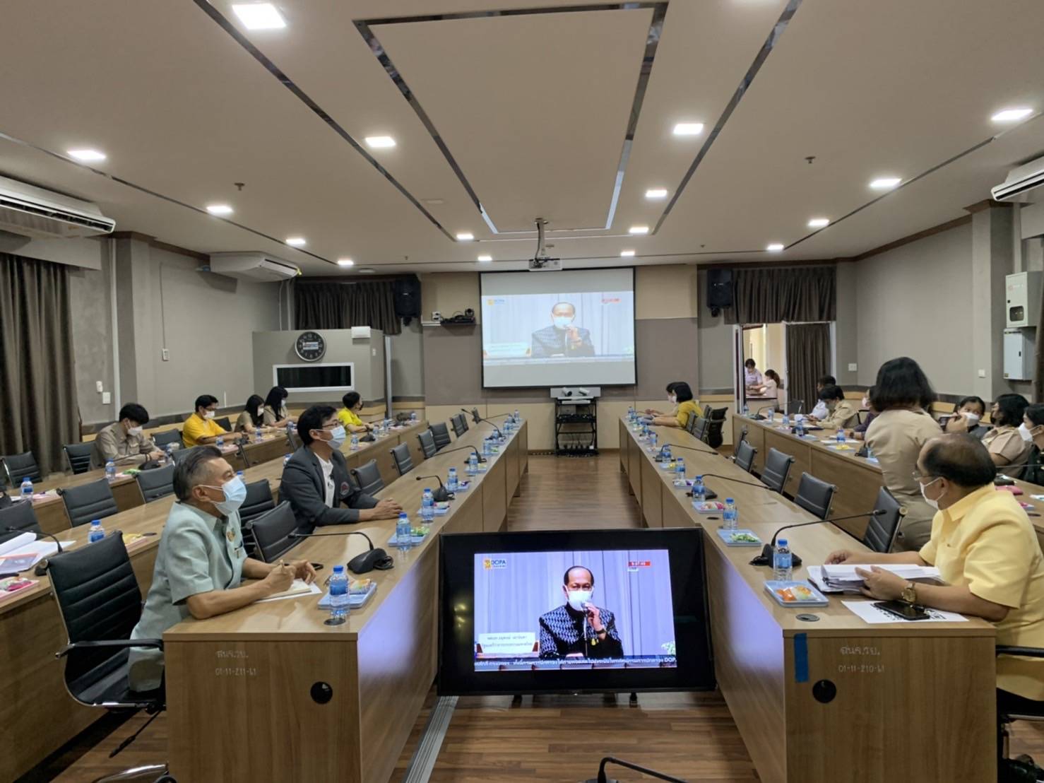 “พช.ระยอง” ร่วมรับฟังการประชุมเชิงปฏิบัติการเพื่อซักซ้อมแนวทางการขับเคลื่อนศูนย์อำนวยการขจัดความยากจนและพัฒนาคนทุกช่วงวัยอย่างยั่งยืนตามหลักปรัชญาของเศรษฐกิจพอเพียง (ศจพ.) ในระดับพื้นที่ (ภาคกลาง) ปีงบประมาณ พ.ศ. 2565  ผ่านทาง Youtube ช่อง DOPA Channel