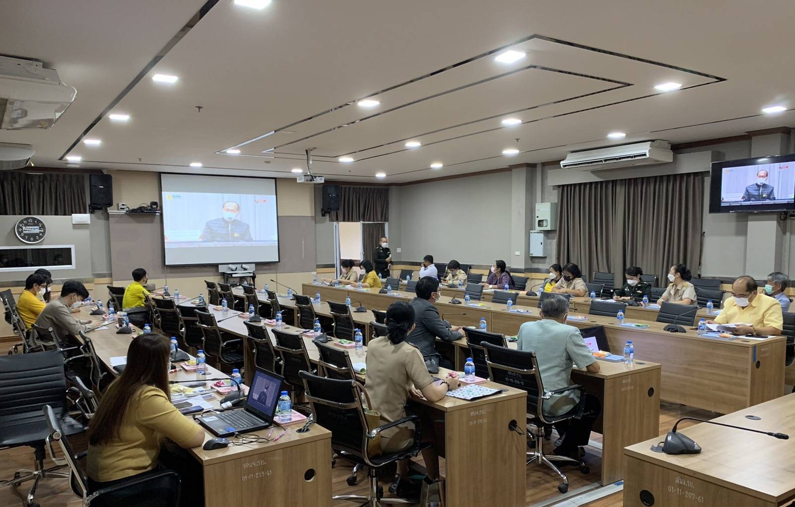 “พช.ระยอง” ร่วมรับฟังการประชุมเชิงปฏิบัติการเพื่อซักซ้อมแนวทางการขับเคลื่อนศูนย์อำนวยการขจัดความยากจนและพัฒนาคนทุกช่วงวัยอย่างยั่งยืนตามหลักปรัชญาของเศรษฐกิจพอเพียง (ศจพ.) ในระดับพื้นที่ (ภาคกลาง) ปีงบประมาณ พ.ศ. 2565  ผ่านทาง Youtube ช่อง DOPA Channel