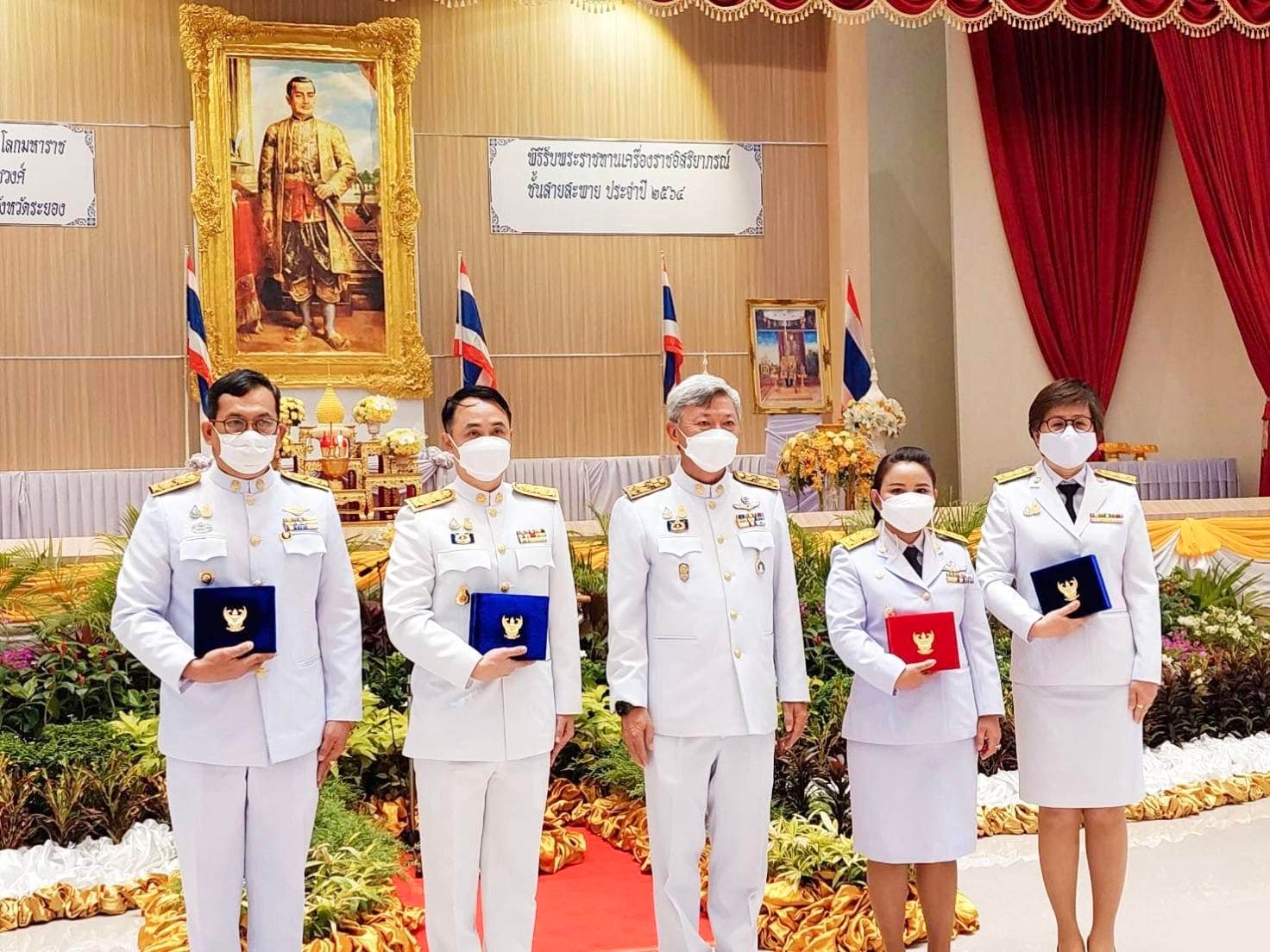 พช.ระยอง ร่วมพิธีวางพานพุ่มดอกไม้ถวายราชสักการะ เนื่องในวันพระบาทสมเด็จพระพุทธยอดฟ้าจุฬาโลกมหาราช และวันที่ระลึกมหาจักรีบรมราชวงศ์ และพิธีพระราชทานเครื่องราชอิสริยาภรณ์ชั้นสายสะพาย ประจำปี 2564