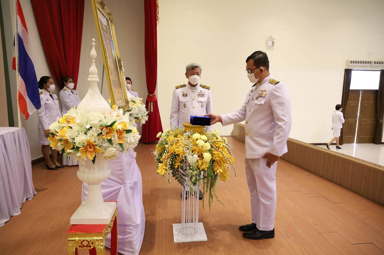 พช.ระยอง ร่วมพิธีวางพานพุ่มดอกไม้ถวายราชสักการะ เนื่องในวันพระบาทสมเด็จพระพุทธยอดฟ้าจุฬาโลกมหาราช และวันที่ระลึกมหาจักรีบรมราชวงศ์ และพิธีพระราชทานเครื่องราชอิสริยาภรณ์ชั้นสายสะพาย ประจำปี 2564