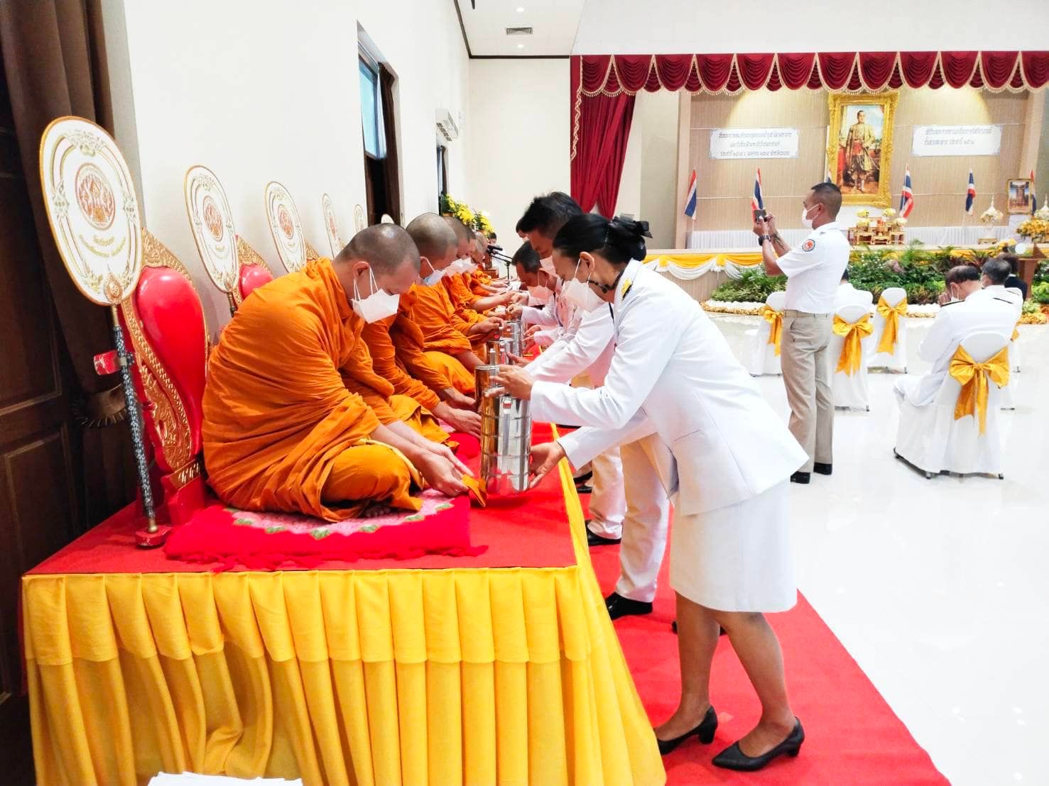 พช.ระยอง ร่วมพิธีวางพานพุ่มดอกไม้ถวายราชสักการะ เนื่องในวันพระบาทสมเด็จพระพุทธยอดฟ้าจุฬาโลกมหาราช และวันที่ระลึกมหาจักรีบรมราชวงศ์ และพิธีพระราชทานเครื่องราชอิสริยาภรณ์ชั้นสายสะพาย ประจำปี 2564