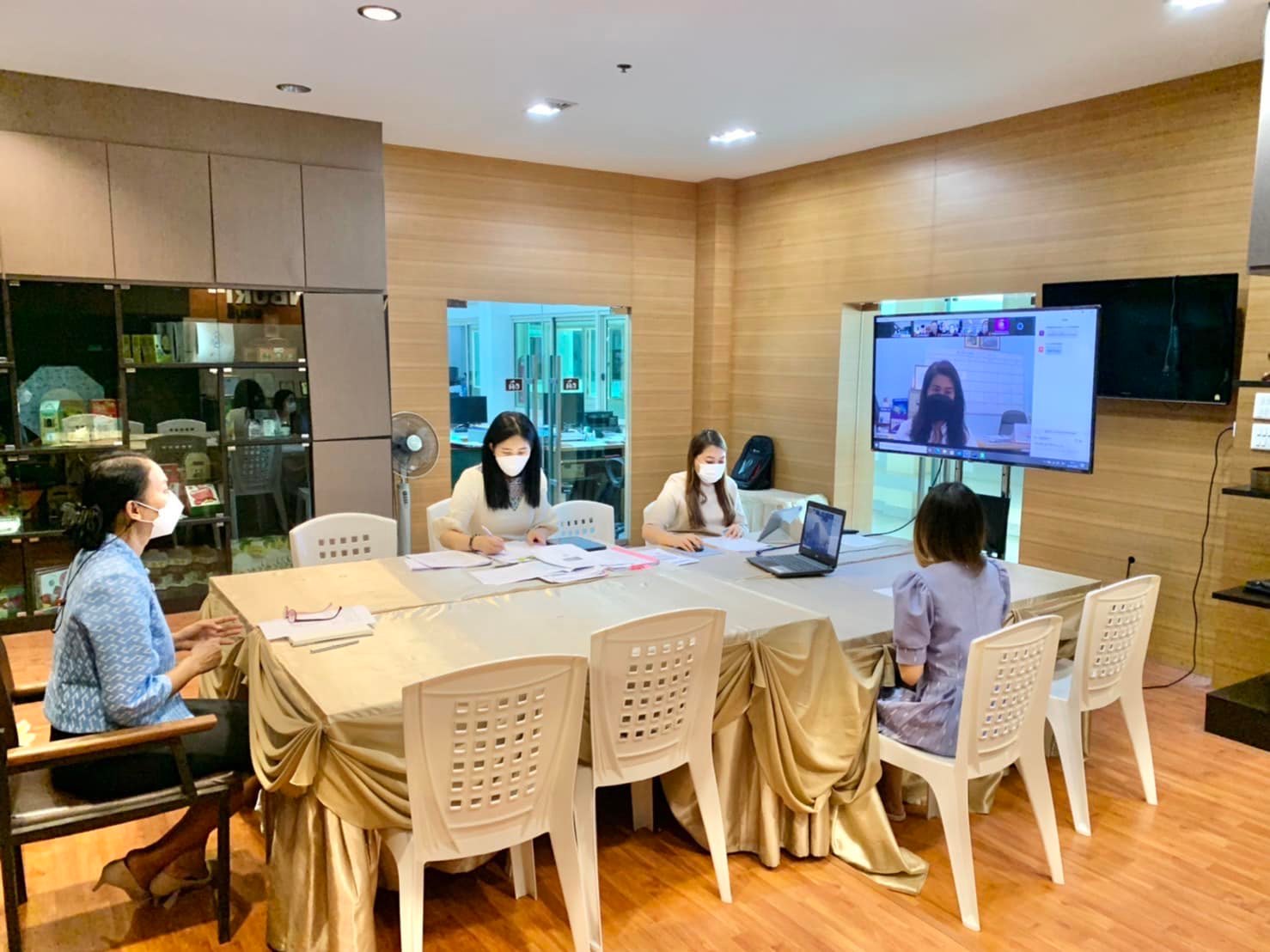 พช.ระยอง ประชุมติดตามการขับเคลื่อนการดำเนินงานขจัดความยากจนและพัฒนาคนทุกช่วงวัยอย่างยั่งยืนตามหลักปรัชญาของเศรษฐกิจพอเพียงในระดับพื้นที่ จังหวัดระยอง ผ่านระบบออนไลน์ Zoom Cloud Meeting