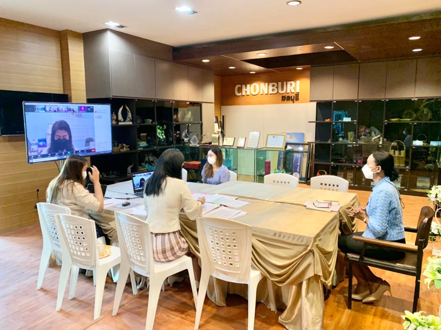 พช.ระยอง ประชุมติดตามการขับเคลื่อนการดำเนินงานขจัดความยากจนและพัฒนาคนทุกช่วงวัยอย่างยั่งยืนตามหลักปรัชญาของเศรษฐกิจพอเพียงในระดับพื้นที่ จังหวัดระยอง ผ่านระบบออนไลน์ Zoom Cloud Meeting