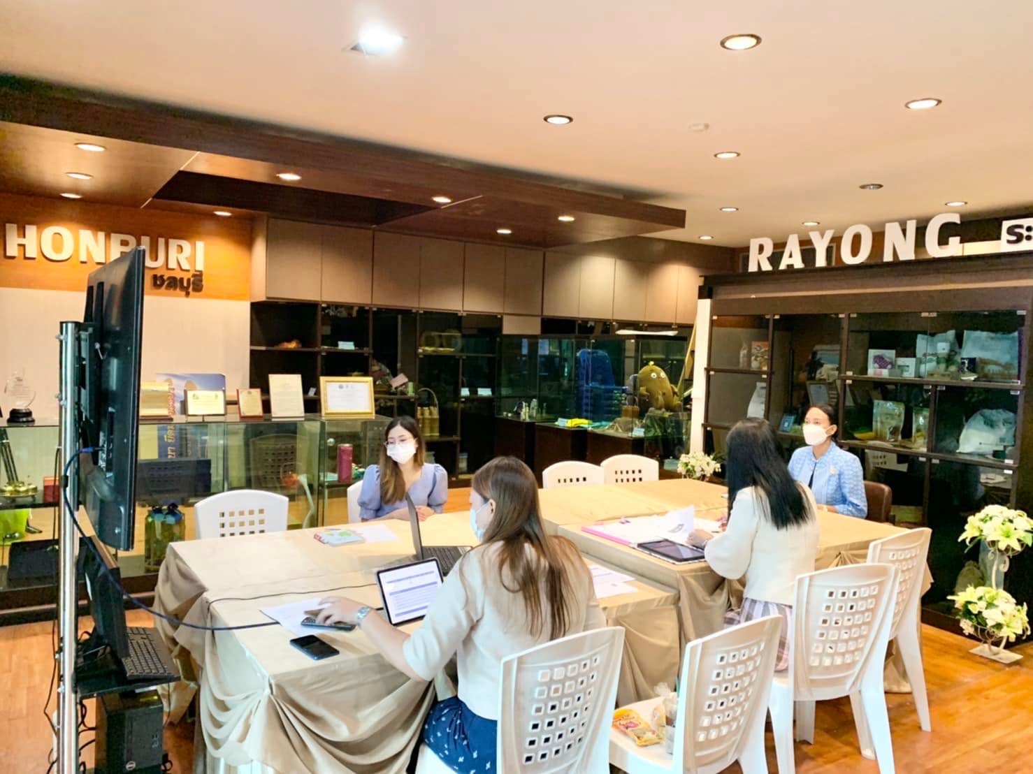 พช.ระยอง ประชุมติดตามการขับเคลื่อนการดำเนินงานขจัดความยากจนและพัฒนาคนทุกช่วงวัยอย่างยั่งยืนตามหลักปรัชญาของเศรษฐกิจพอเพียงในระดับพื้นที่ จังหวัดระยอง ผ่านระบบออนไลน์ Zoom Cloud Meeting