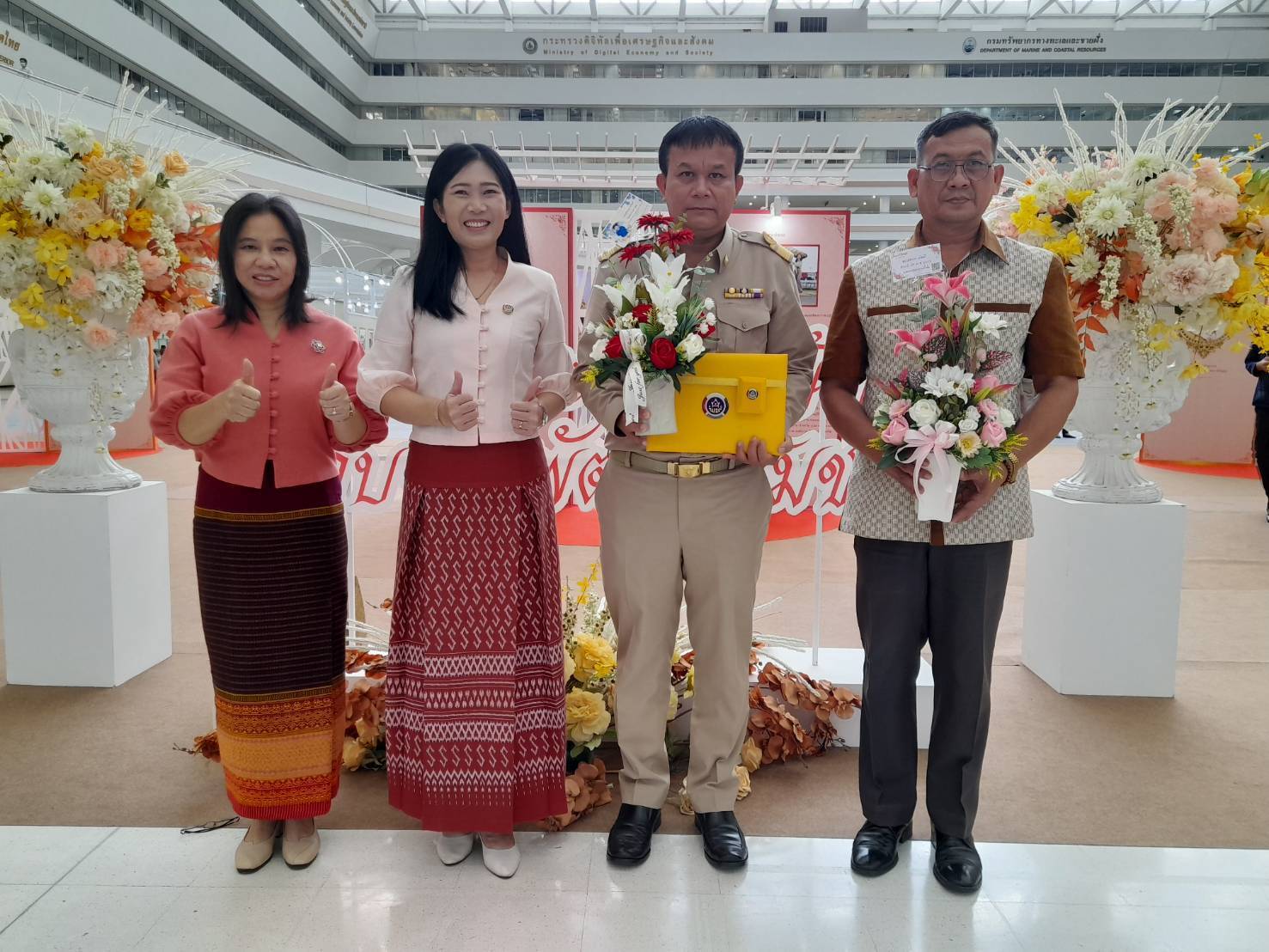 พช.ระยอง ร่วมโครงการแลกเปลี่ยนเรียนรู้ประสบการณ์ชีวิตกับการทำงานที่เป็นสุข : วันพัฒนาชุมชน 2565 ครั่งที่ 11 วาระครบรอบ 60  ปี กรมการพัฒนาชุมชน