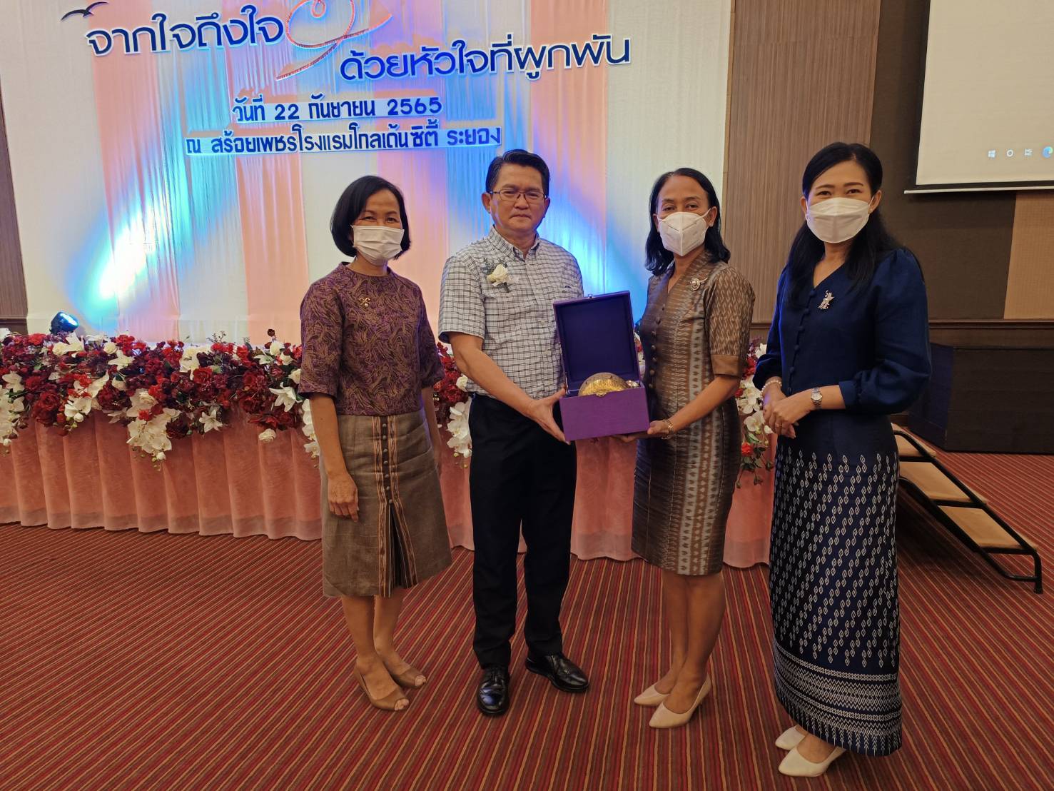 ?“จากใจถึงใจ ด้วยหัวใจที่ผูกพัน”?