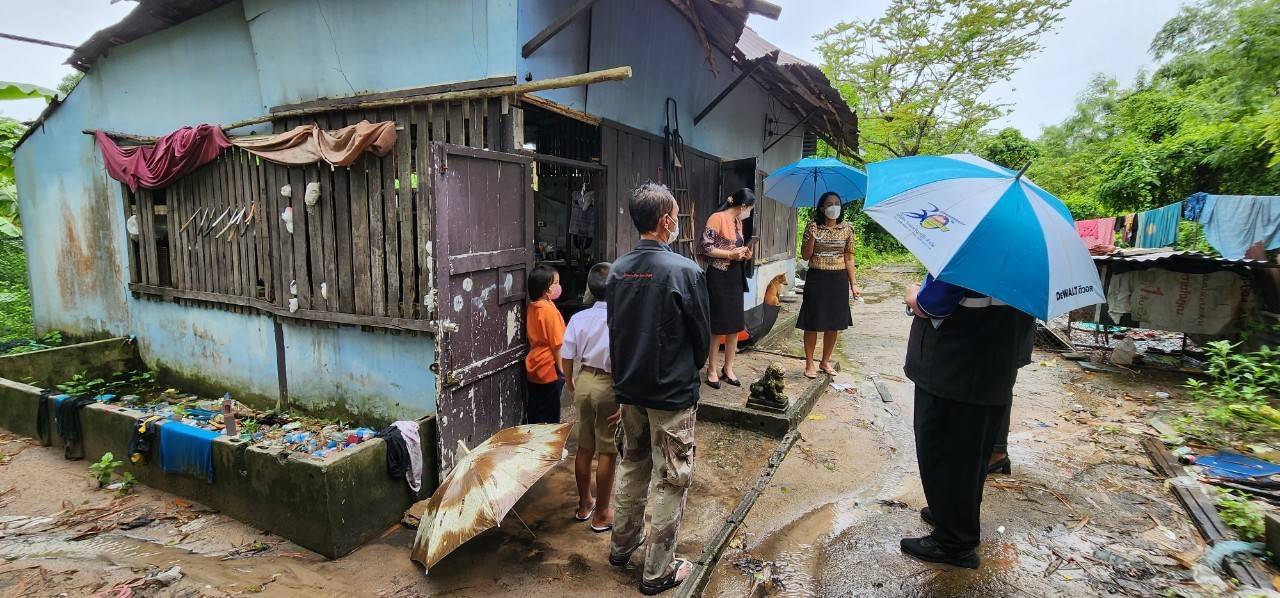 ?พช.ระยอง ลงพื้นที่ติดตาม เยี่ยมเยียน ครัวเรือนเป้าหมายการดำเนินงานขจัดความยากจนและพัฒนาคนทุกช่วงวัยอย่างยั่งยืนตามหลักปรัชญาของเศรษฐกิจพอเพียงจังหวัดระยอง